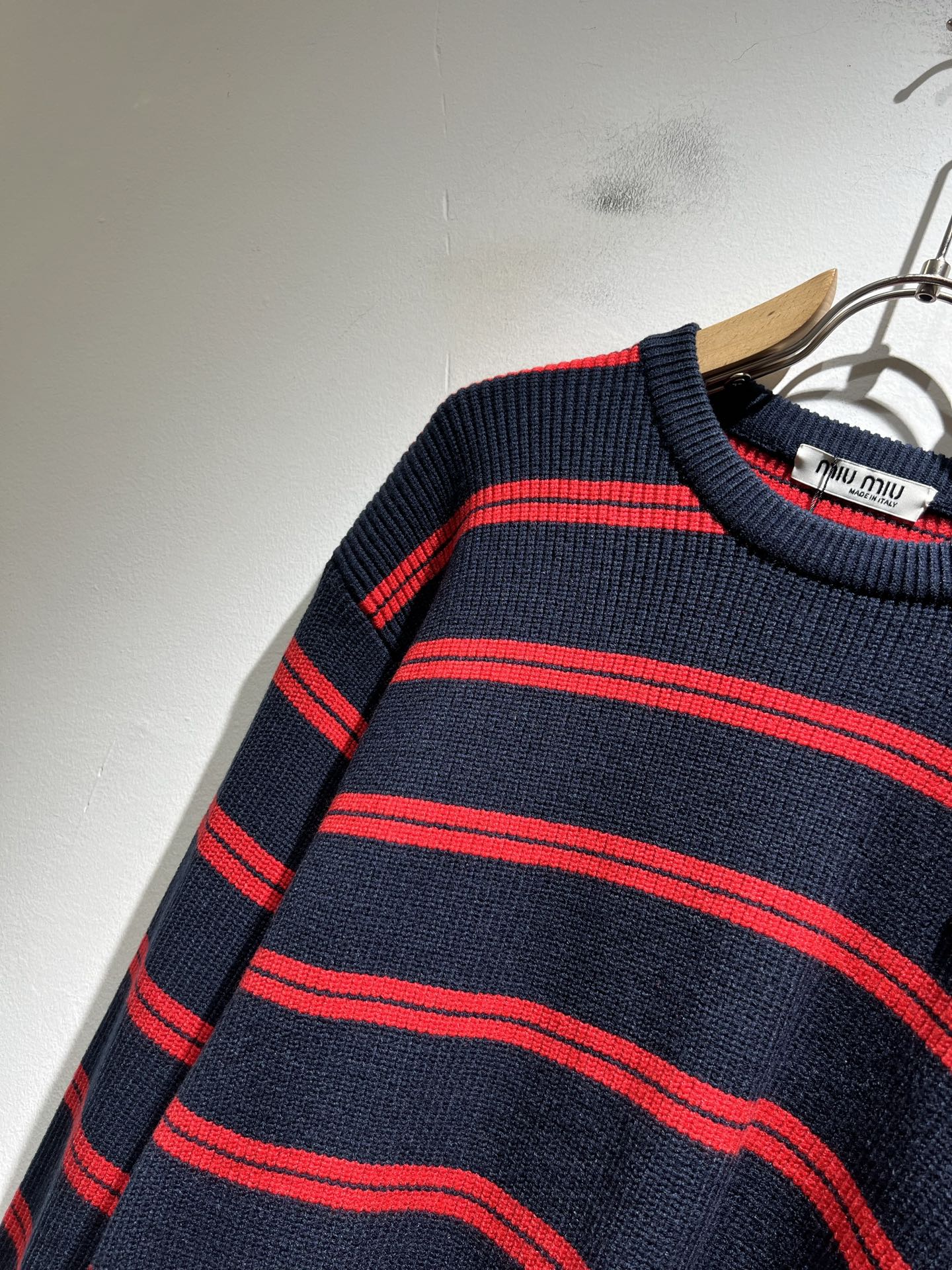 MIUMIU 谬谬 2025秋冬新款男女同款针织羊毛衫，品牌最新设计元素！既不单调也不复杂,恰到好处的展