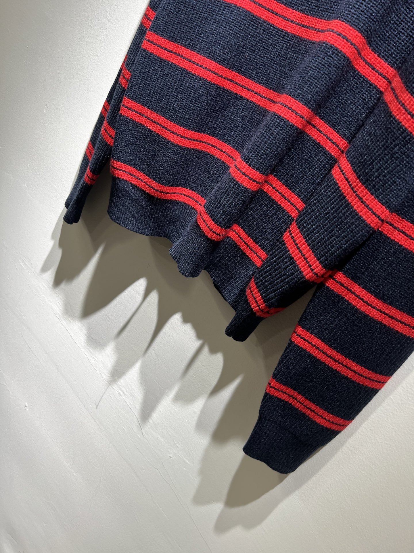 MIUMIU 谬谬 2025秋冬新款男女同款针织羊毛衫，品牌最新设计元素！既不单调也不复杂,恰到好处的展