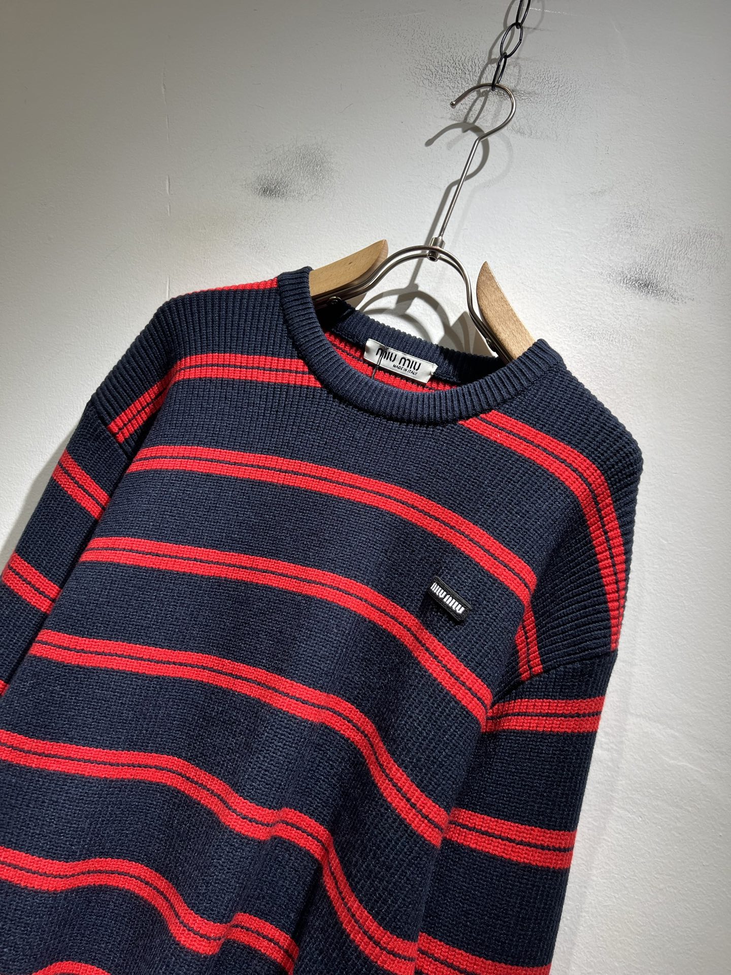 MIUMIU 谬谬 2025秋冬新款男女同款针织羊毛衫，品牌最新设计元素！既不单调也不复杂,恰到好处的展