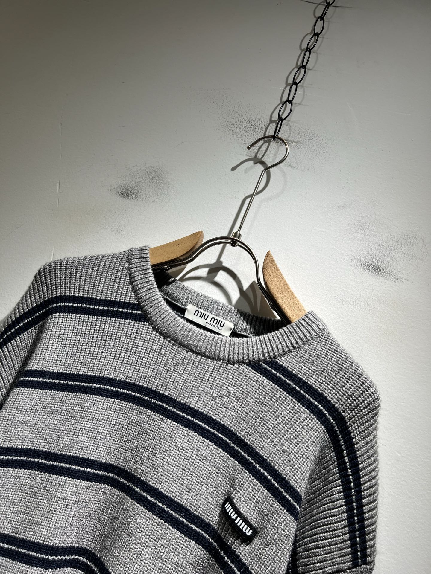 MIUMIU 谬谬 2025秋冬新款男女同款针织羊毛衫，品牌最新设计元素！既不单调也不复杂,恰到好处的展