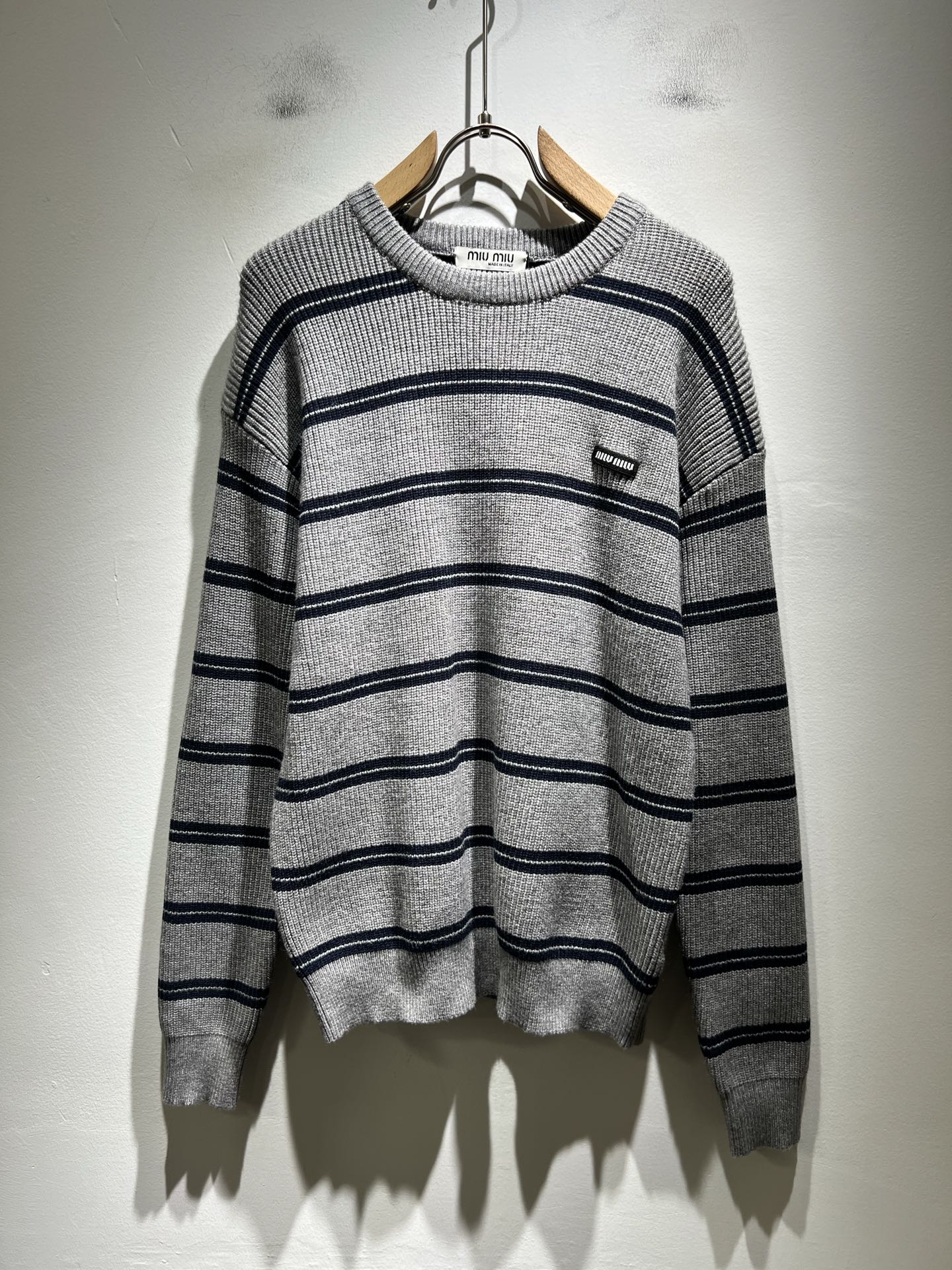 NO:598431,MIUMIU's new fall and winter knitted sweaters for men and women, the brand's latest design elements!  It’s neither monotonous nor complicated, just the right amount to show off your taste!  Comfortable, sweat-absorbent and breathable are not a problem at all. The unique luxury feel of the fabric presents a simple and elegant temperament!  Chest logo design!  Full three-dimensional! Standard cutting design!  Every detail is in sync with high-end fashion. Size: M-3XL, miumiu, alexander wang19860909MIUMIU 谬谬 秋冬新款男女同款针织羊毛衫,品牌最新设计元素！既不单调也不复杂,恰到好处的展现品味！舒适吸汗透气根本不在话下,面料独具的高奢感呈现简约优雅气质！胸前logo设计！饱满立体!标准裁剪设计！每一处细节都是与高端时尚同步的体现.尺码:M-3XL,,miumiu,alexander wang,Men's clothing