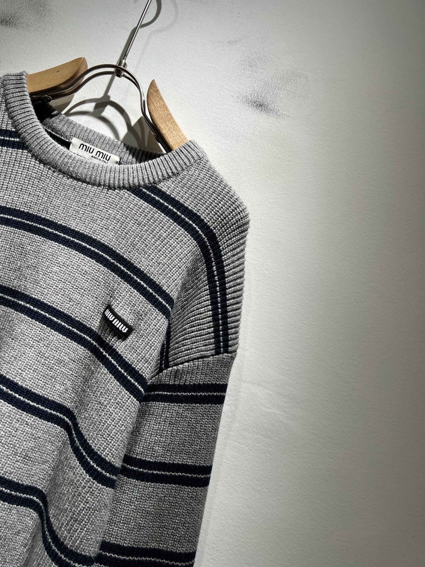 MIUMIU 谬谬 2025秋冬新款男女同款针织羊毛衫，品牌最新设计元素！既不单调也不复杂,恰到好处的展
