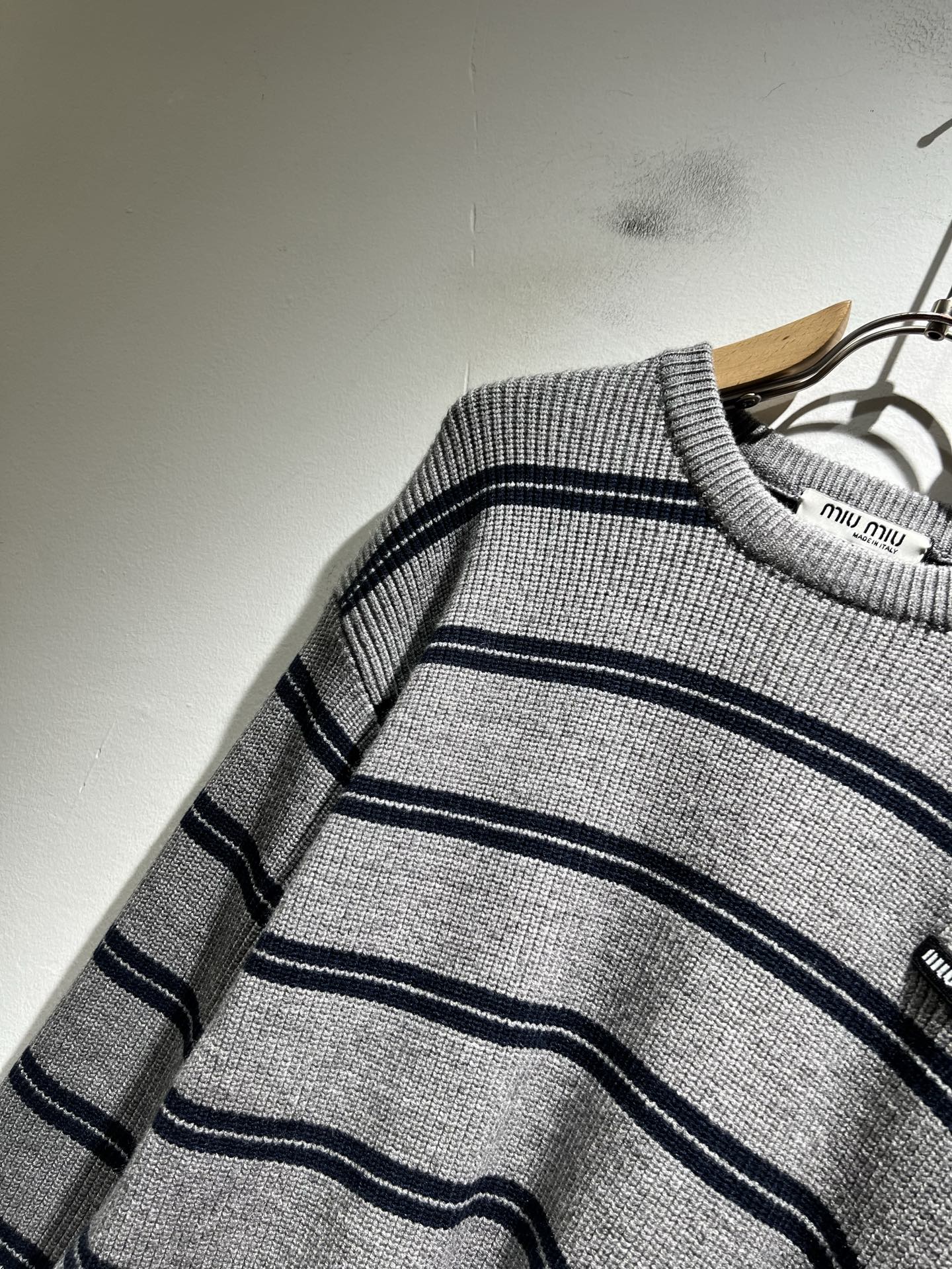 MIUMIU 谬谬 2025秋冬新款男女同款针织羊毛衫，品牌最新设计元素！既不单调也不复杂,恰到好处的展