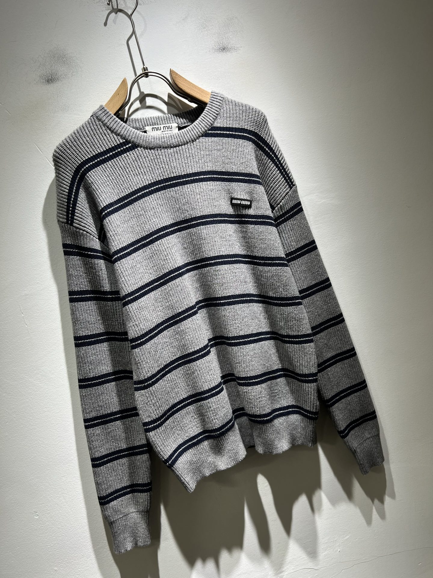 MIUMIU 谬谬 2025秋冬新款男女同款针织羊毛衫，品牌最新设计元素！既不单调也不复杂,恰到好处的展