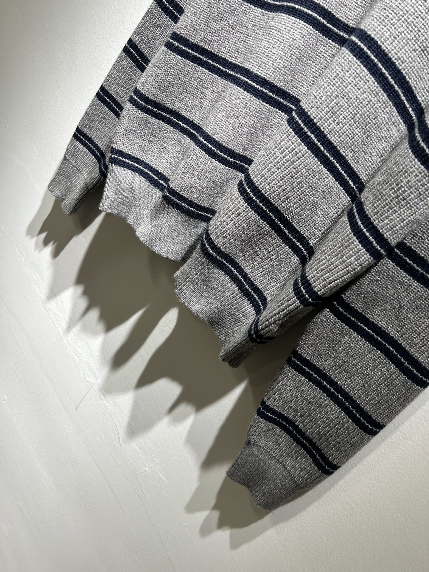 MIUMIU 谬谬 2025秋冬新款男女同款针织羊毛衫，品牌最新设计元素！既不单调也不复杂,恰到好处的展