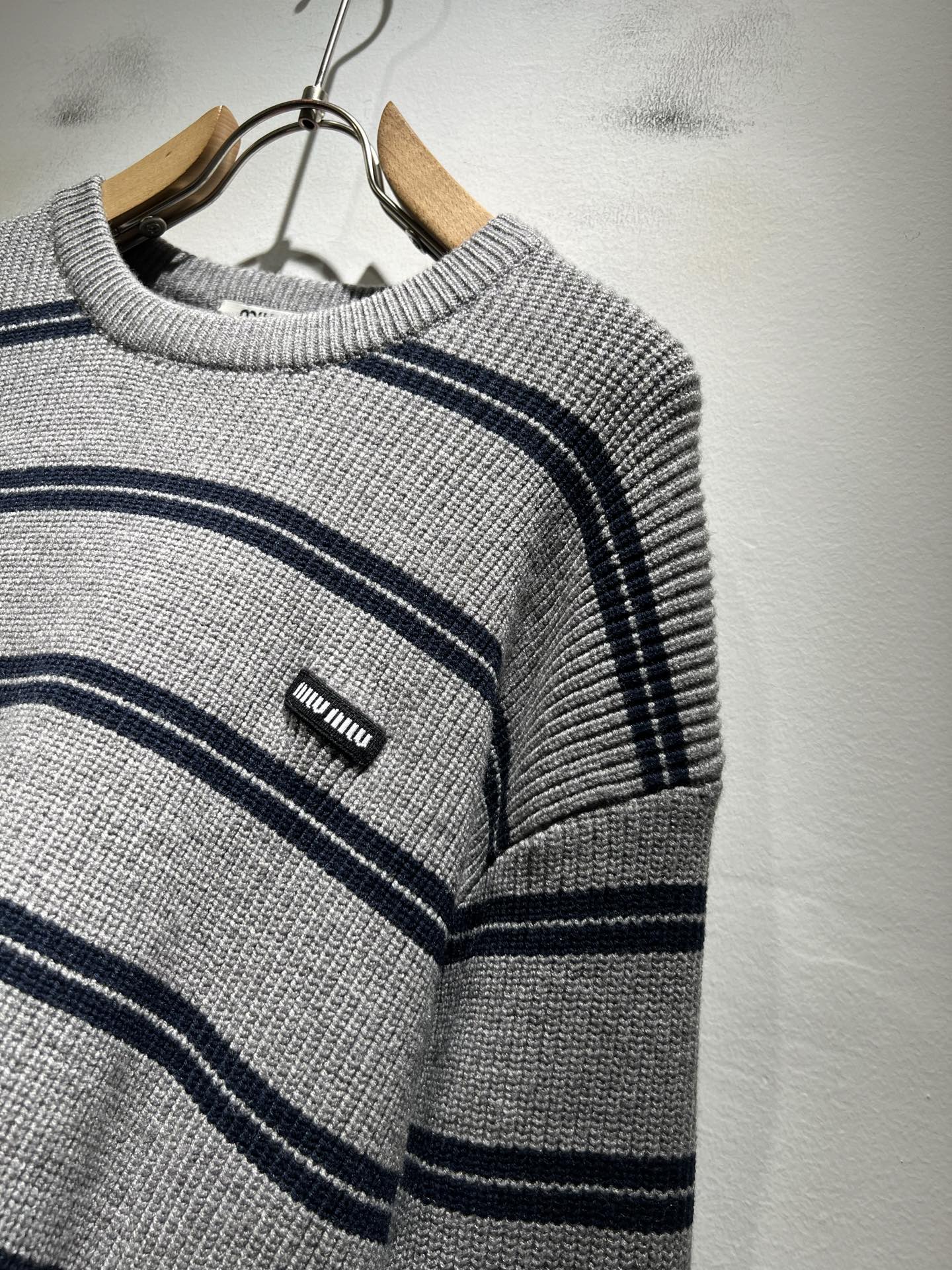 MIUMIU 谬谬 2025秋冬新款男女同款针织羊毛衫，品牌最新设计元素！既不单调也不复杂,恰到好处的展