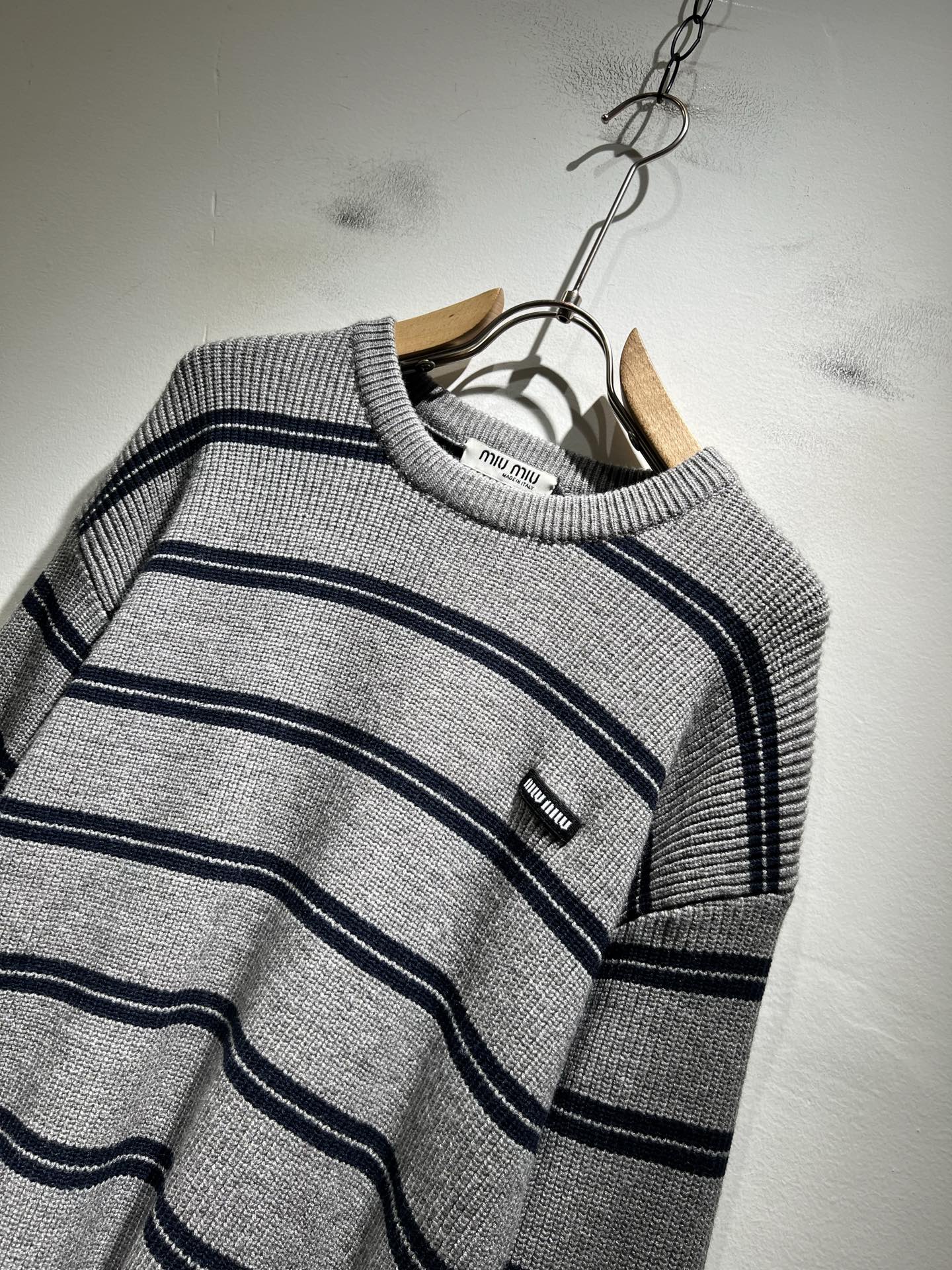 MIUMIU 谬谬 2025秋冬新款男女同款针织羊毛衫，品牌最新设计元素！既不单调也不复杂,恰到好处的展