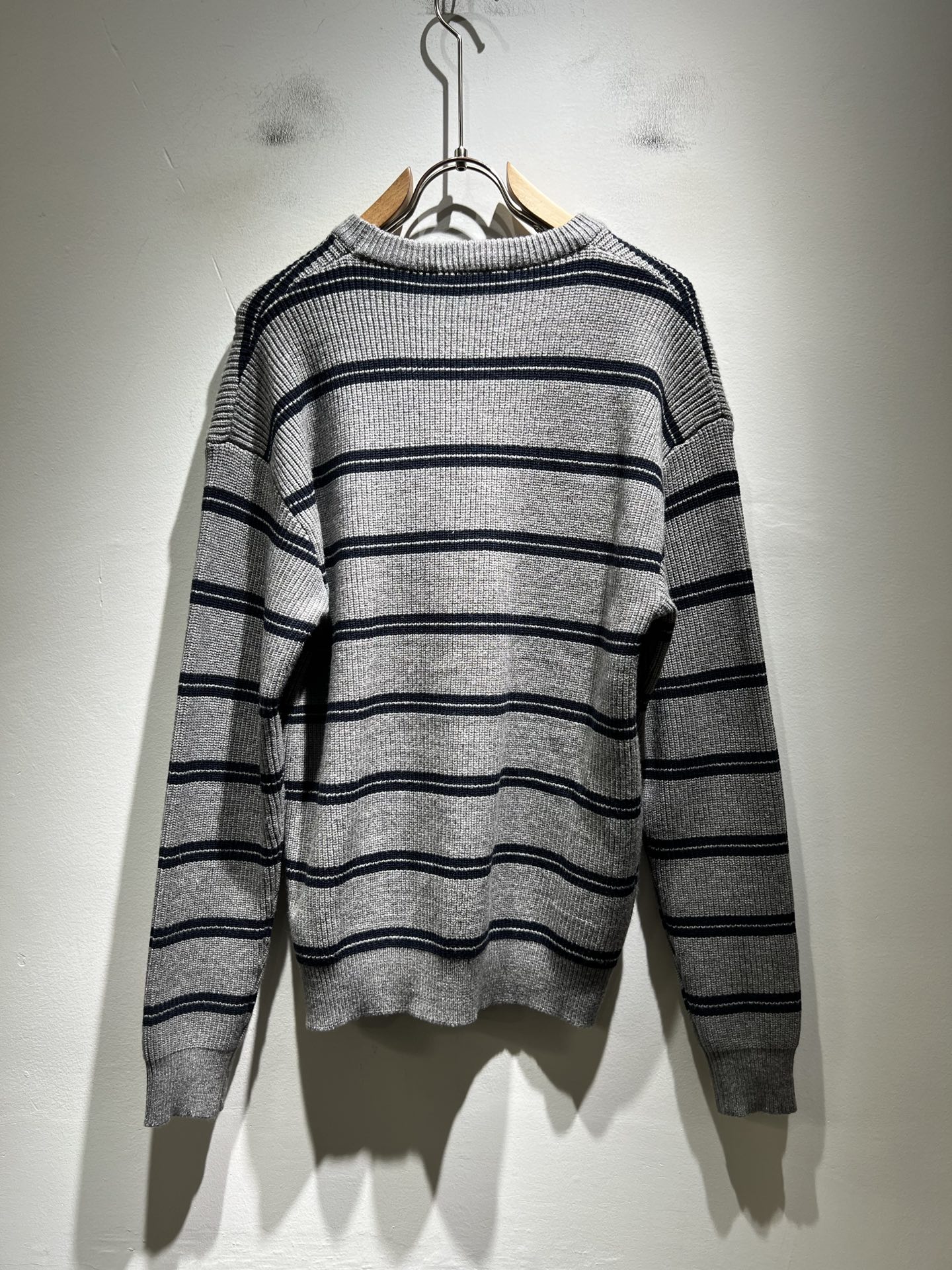 MIUMIU 谬谬 2025秋冬新款男女同款针织羊毛衫，品牌最新设计元素！既不单调也不复杂,恰到好处的展