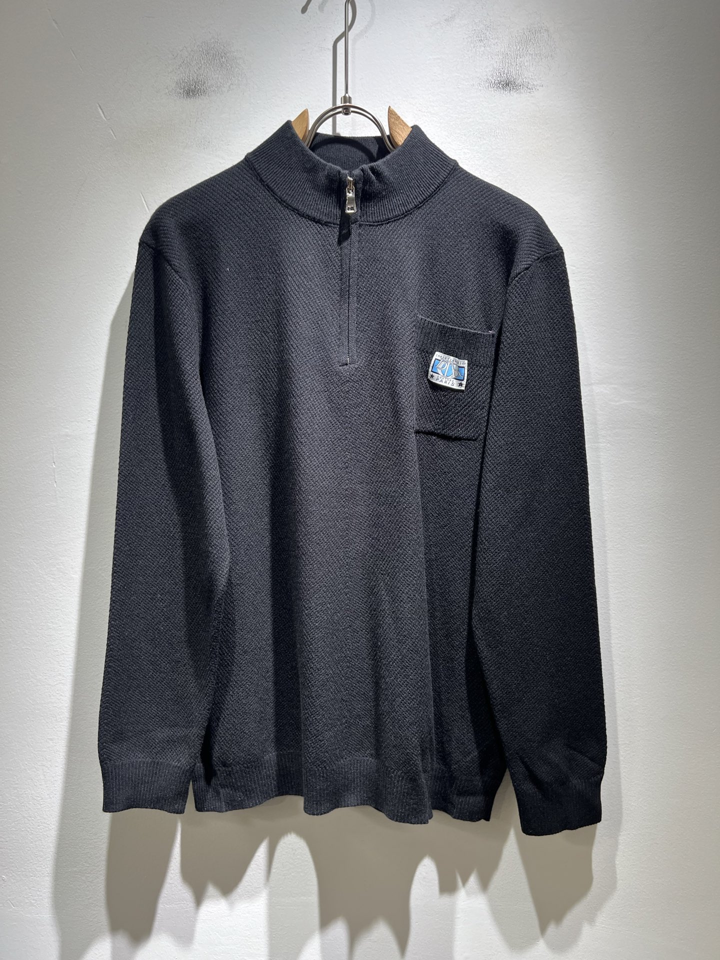 NO:599432,Dio*r 2025 Autumn and Winter Men's Casual Knitted Wool Cardigan, the latest fashionable casual, trading company channels are rare, and it is sold simultaneously on the official website. The most anticipated high-quality products of gods and goddesses are coming, allowing you to feel what true luxury has connotation! This jacket is made of D family's special knitted fabric, full of brand style!  The surface is clean, smooth and shiny, and the texture is clearly visible through the screen. It is your most enjoyable wearing experience! It perfectly enhances the overall sense of luxury and class, and you can get the high-end luxury atmosphere at a glance! The basic and conventional jacket cut, the upper body is versatile, simple and not picky, and can easily cope with various occasions and environments. It is undoubtedly a must-have product for daily commuting! Sizes M～3XL,, dior, dior, jackets & coats, jackets & coats, alexander wang19860909Dio*r迪*奥 2025秋冬男士休闲针织羊毛开衫,最新时尚休闲,贸易公司渠道稀出,同步官网发售,男神女神最为期待的精品狠货重磅来袭,让你感受到什么叫真正的高奢有内涵!此款夹克外套选用D家专用针织面料制成,满满的品牌风格！表面整洁光滑且富有光泽,质感透过屏幕都显而易 见,你最为享受的穿着体验! 完美提升了整体的奢华档次感,一眼就能Get到的高端奢华气息!基础常规的夹克版型裁剪,上身百搭简约不挑人,轻松应对各种场合与环境,属于日常通勤必备的臻品无疑!尺码M～3XL,,dior,dior,jackets & coats,jackets & coats,alexander wang,Men's clothing