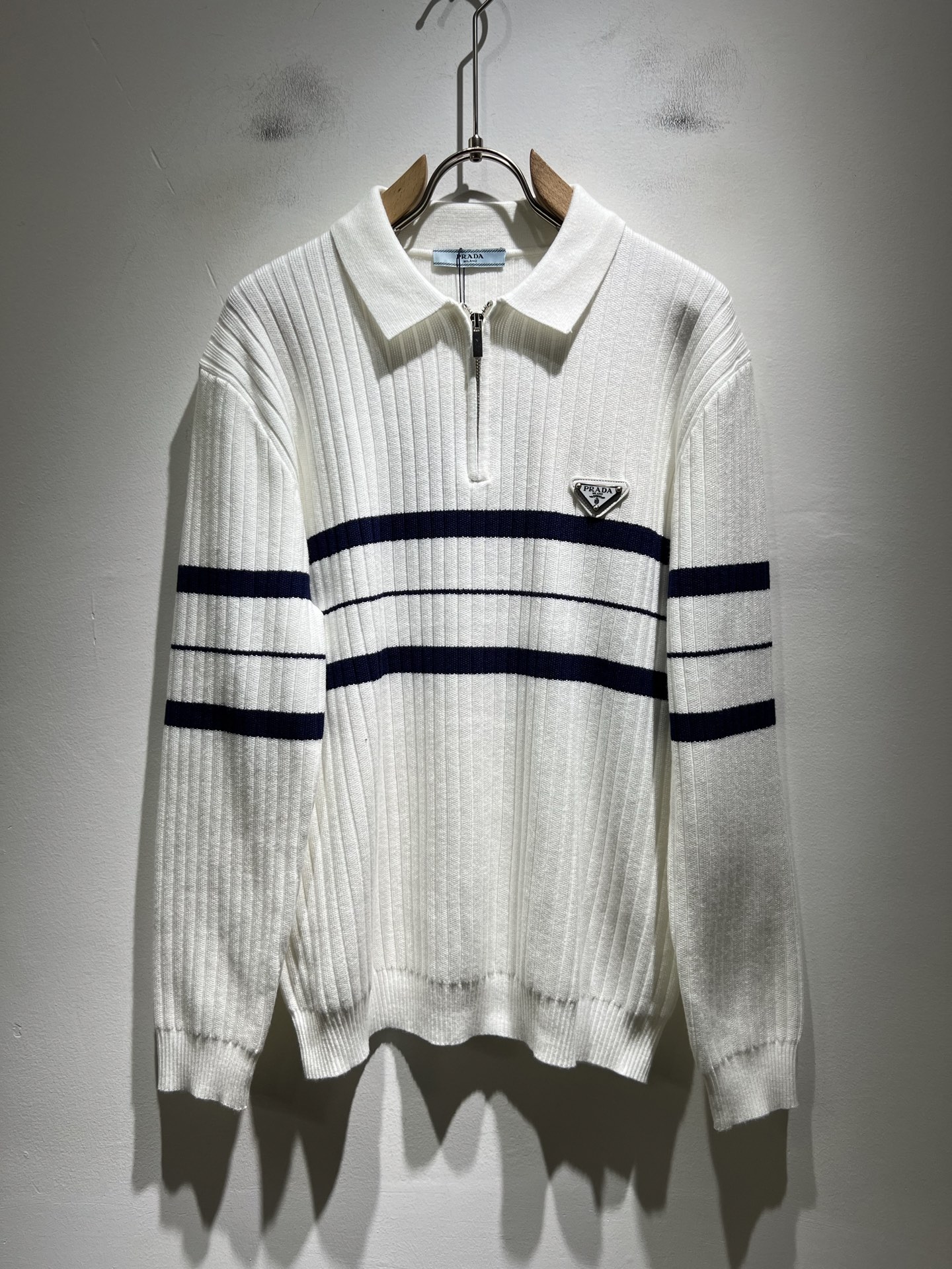 NO:601703,PRAD*A's new autumn and winter men's knitted woolen sweaters, the latest model is available exclusively on the entire network!  !  ~It is both classic and fashionable, who doesn’t love it? It shows the classic again, it is very eye-catching, and it has a low-luxury aura and recognition!  Pr*da's traditional brand concept and modern advanced technology are perfectly combined. Coupled with an extremely modern and simple design, Pr*da's exclusive three-dimensional triangle logo hardware design!  Customized 100% imported wool fabric!  The texture of this model is quite impressive. You can tell the specifications and grades at your fingertips. The level of finesse and breathability are top-notch!  Size M-3XL,,prada,alexander wang19860909PRAD*A普*达秋冬新款男士针织羊毛衫,最新款全网独家首上！！~既经典有时尚百搭,谁不爱啊,将经典再次展现,非常的耐看,自带低奢光环与辨识度！Pr*da传统的品牌理念和现代化的先进技术进行了完美结合.加上极其现代摩登风范的简约设计,p家专属立体三角标识五金设计！定制百分百进口羊毛面料！此款的质感相当感人 触手便知规格档次 细腻程度与透气效果堪称顶级！尺码M-3XL,,prada,alexander wang,Men's clothing