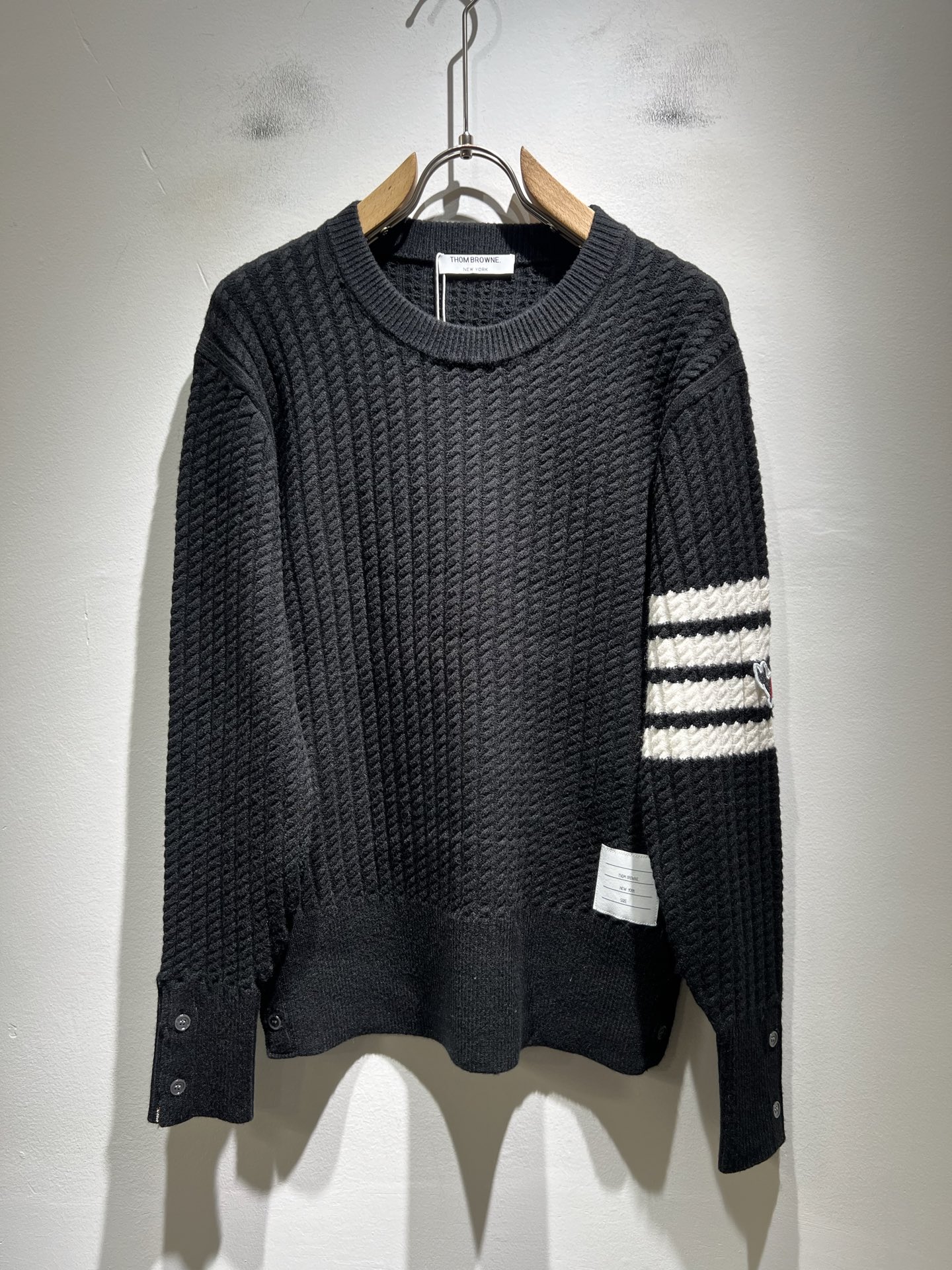 NO:601699,ThomBrow*e's new autumn and winter knitted wool sweaters for men and women, this year's new counter product, super soft wool fabric for men and women!  A fashionable and versatile model for the city, it is sure to be super popular this year. It is a must-have artifact for autumn and winter. It has a unique texture and a soft and smooth feel. It is not a product that can be compared with ordinary fabrics. Regular knitted wool fabric design, crocheted with classic iconic stripe design!  A rare model that can only be found. Very attractive design, liningless inseam binding technology, and very detailed. It is a model that requires a lot of attention to technology. Details determine the high-end. Minimalist design elements of the season, a must-have item for trendy men, perfect fit, highly recommended!  Size M-3XL,,alexander wang19860909ThomBrow*e汤姆*朗秋冬新款男女同款针织羊毛衫,今年的专柜新品,男女同款超软羊毛面料！时尚都市百搭款,今年必定超火爆,秋冬必备神器,质感独特,手感柔嫩顺滑,不是一般面料所能对比的产品.常规的针织羊毛面料设计,钩织搭配经典标识性经典条纹设计！可遇不可求的款 非常极具魅力的设计,无里布内缝包边工艺,细节非常到位,要非常讲究技术的一款,细节决定高端.极简当季的设计元素,潮男必备单品,完美版型,强烈推荐！尺码M-3XL,,alexander wang,Men's clothing