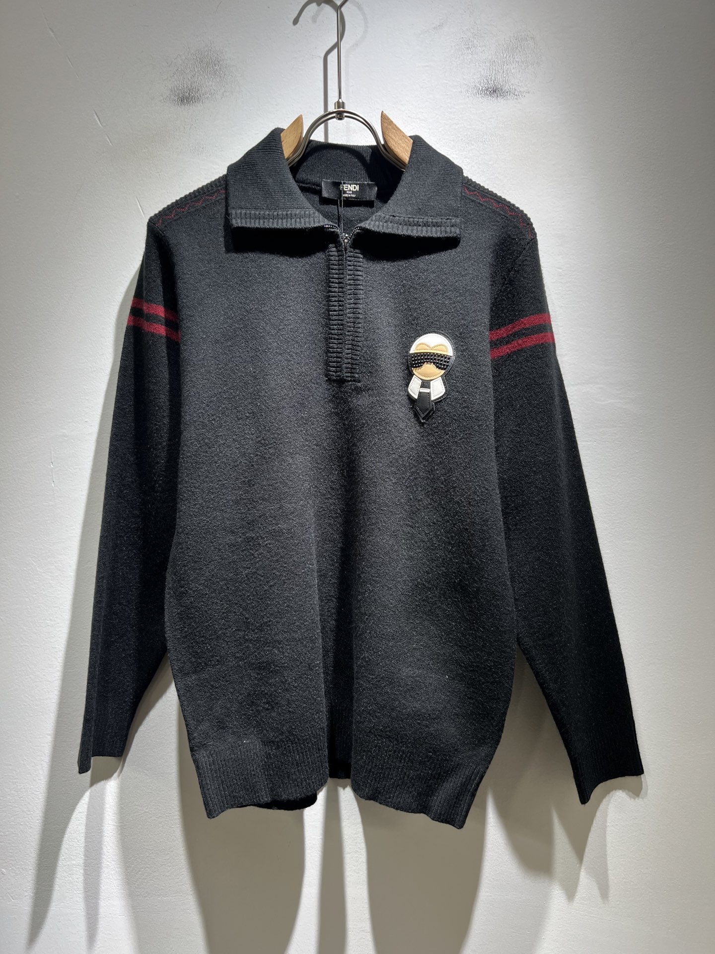 NO:601696,FEN*I Fen*di autumn and winter new FD family zipper style high-neck knitted wool cardigan, same for men and women, versatile. Italian original order, FD family's popular item, a representative and full-scale boutique, a boutique worth buying for all FD fans!  Pure Italian channel order, the FD family's high-end and popular product, a very popular item at the moment, the iconic little monster badge logo design!  High-end goods worth keeping for yourself and giving away!  The most classic BUGS series style items of the FD family are trendy and good-looking, full of trendy atmosphere, extremely high-grade and standard, and designed with a very classic color matching Galeries Lafayette leather logo!  It gives people a very strong visual impact, has a high degree of recognition, and is a top-notch exclusive wool fabric!  Made of soft, delicate and comfortable touch, the appearance is quite high-end and classy!  It perfectly interprets the charm of the brand and leaves a deep impression on people. It is more fashionable and charming, the upper body is generous and fashionable, and there is no pressure to wear it!  Wear it alone or paired with it, it’s a beautiful sight that can’t be ignored!  Size M-3XL,,fendi,dior,alexander wang19860909FEN*I 芬*迪秋冬新款FD家族男女同款拉链款高领针织羊毛开衫,男女同款百搭.意大利原厂订单,FD家族人气单品,代表性十足,规格感十足的精品,所有FD粉丝都值得抢购的精品！纯正意代渠道订单,FD家族的高奢人气爆款产物,当下十分火爆的单品,标志性小怪兽徽章logo设计！值得自留和送人的高端货！FD家族最为经典的BUGS系列款式单品,新潮又好看,潮流气息感十足,档次规格感极高,并且采用十分经典的配色老佛爷皮革logo设计！给人的视觉冲击感相当强烈,有着极高的辨识度,顶级专属羊毛面料！打造,触感柔软细腻舒适,品相相当高级有档次！完美诠释品牌魅力,给人留下深刻印象.更具时尚与韵味,上身大方时尚,对于穿搭更是毫无压力！单穿内搭都极有味道,不可忽视的靓丽风景线！ 尺码M-3XL,,fendi,dior,alexander wang,Men's clothing