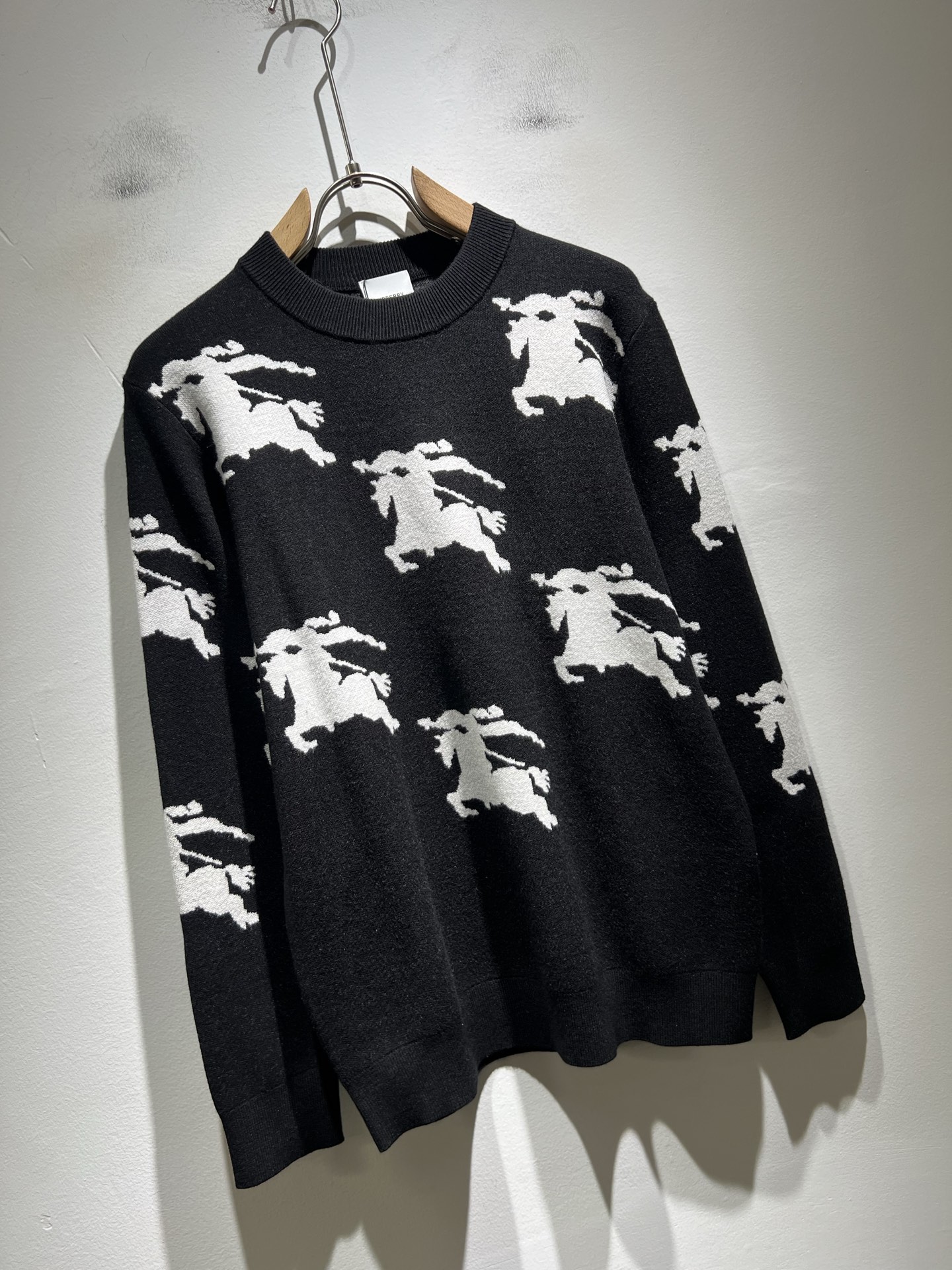 Bur*erry 巴*莉 2025秋冬新款针织羊毛衫，品牌经典设计元素！既不单调也不复杂,恰到好处的展现