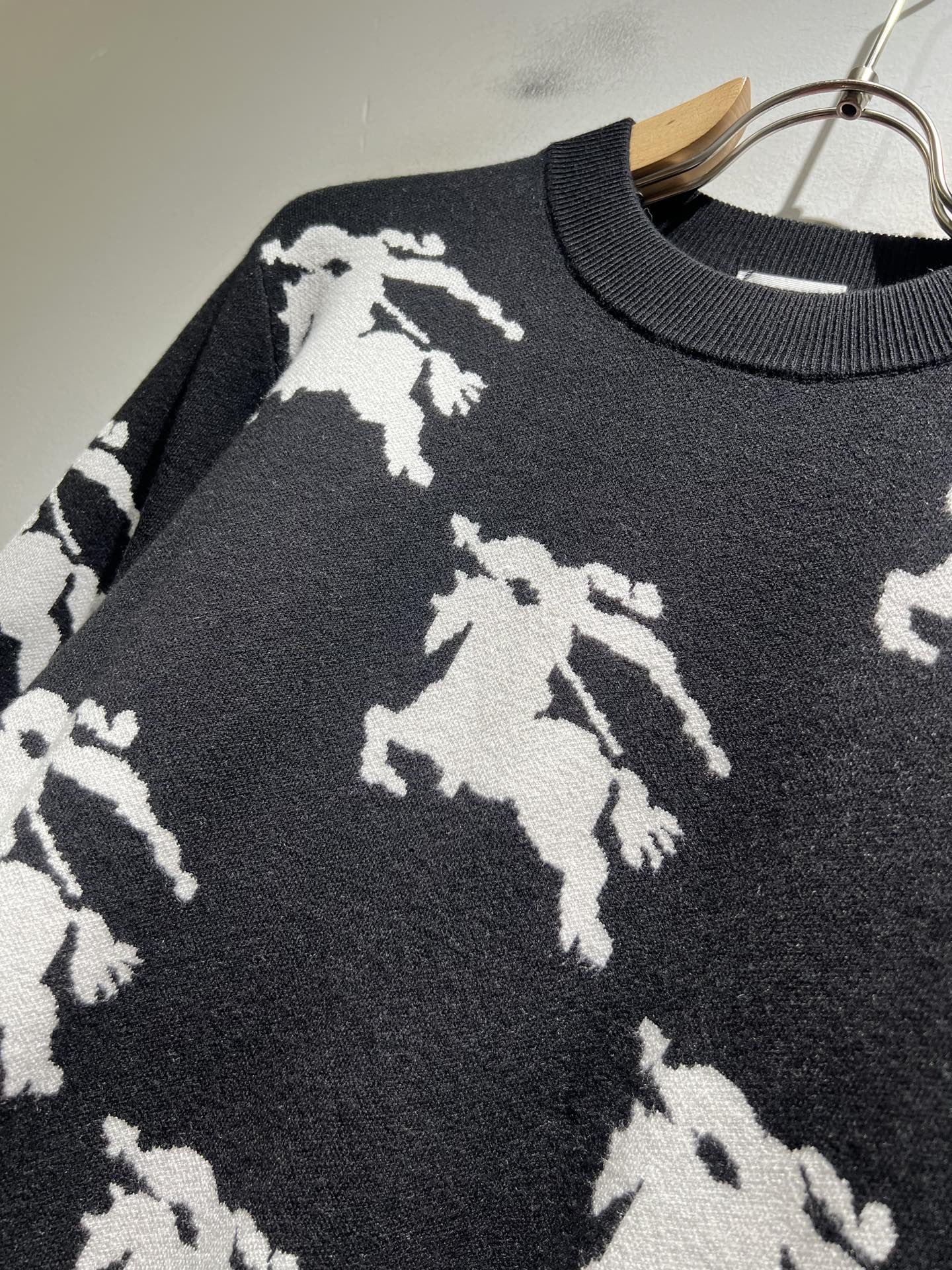 Bur*erry 巴*莉 2025秋冬新款针织羊毛衫，品牌经典设计元素！既不单调也不复杂,恰到好处的展现