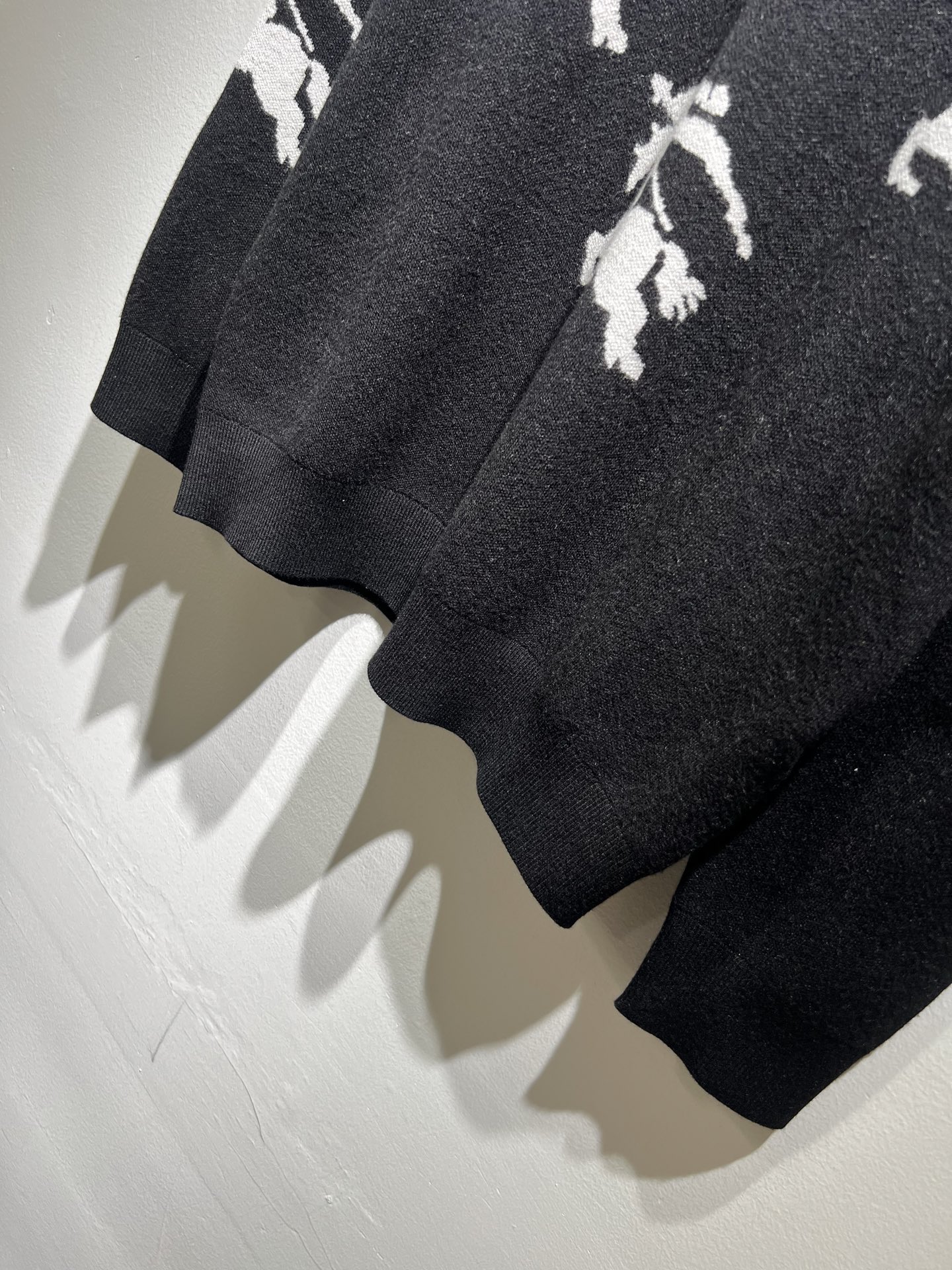 Bur*erry 巴*莉 2025秋冬新款针织羊毛衫，品牌经典设计元素！既不单调也不复杂,恰到好处的展现