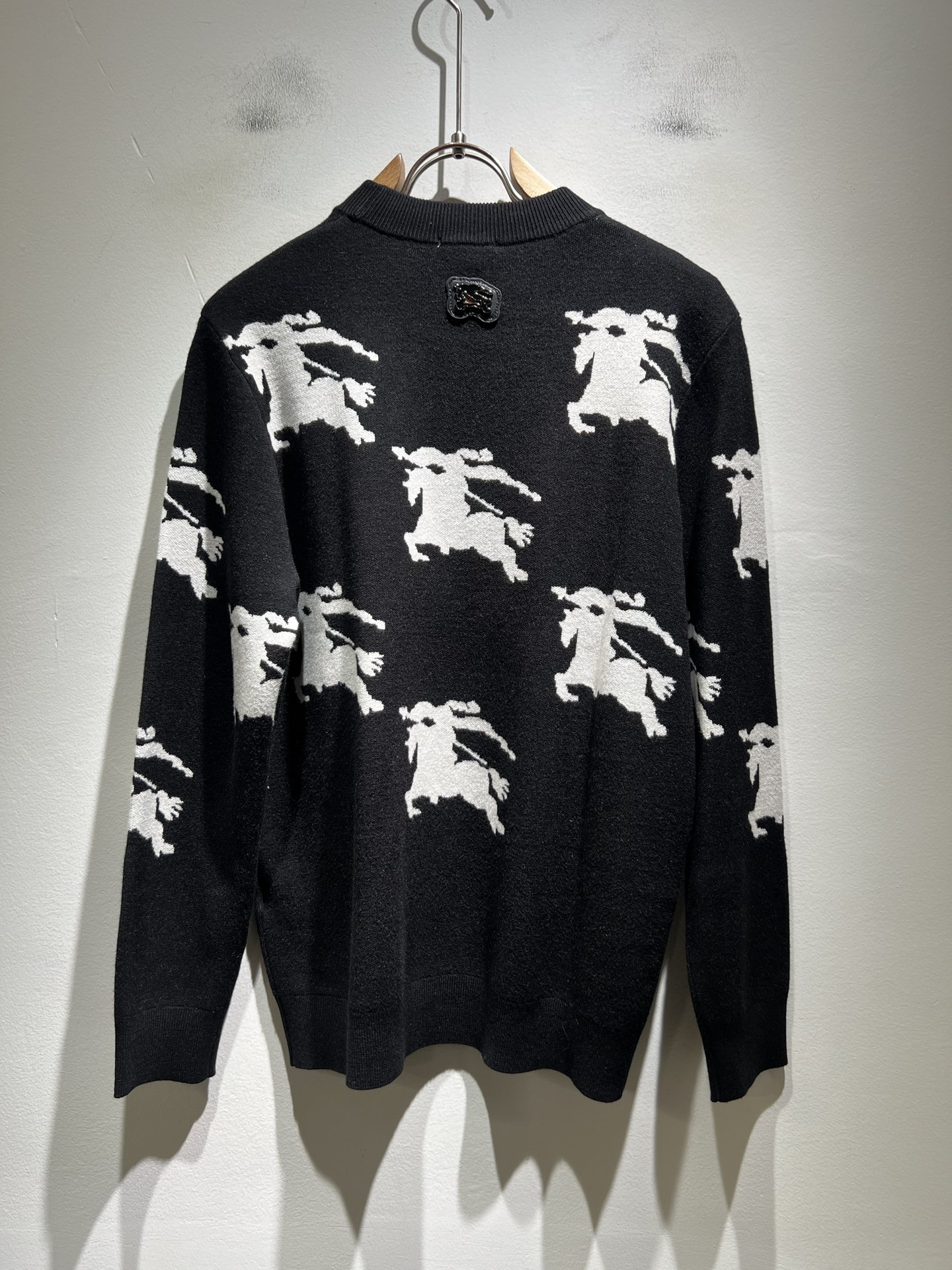 Bur*erry 巴*莉 2025秋冬新款针织羊毛衫，品牌经典设计元素！既不单调也不复杂,恰到好处的展现