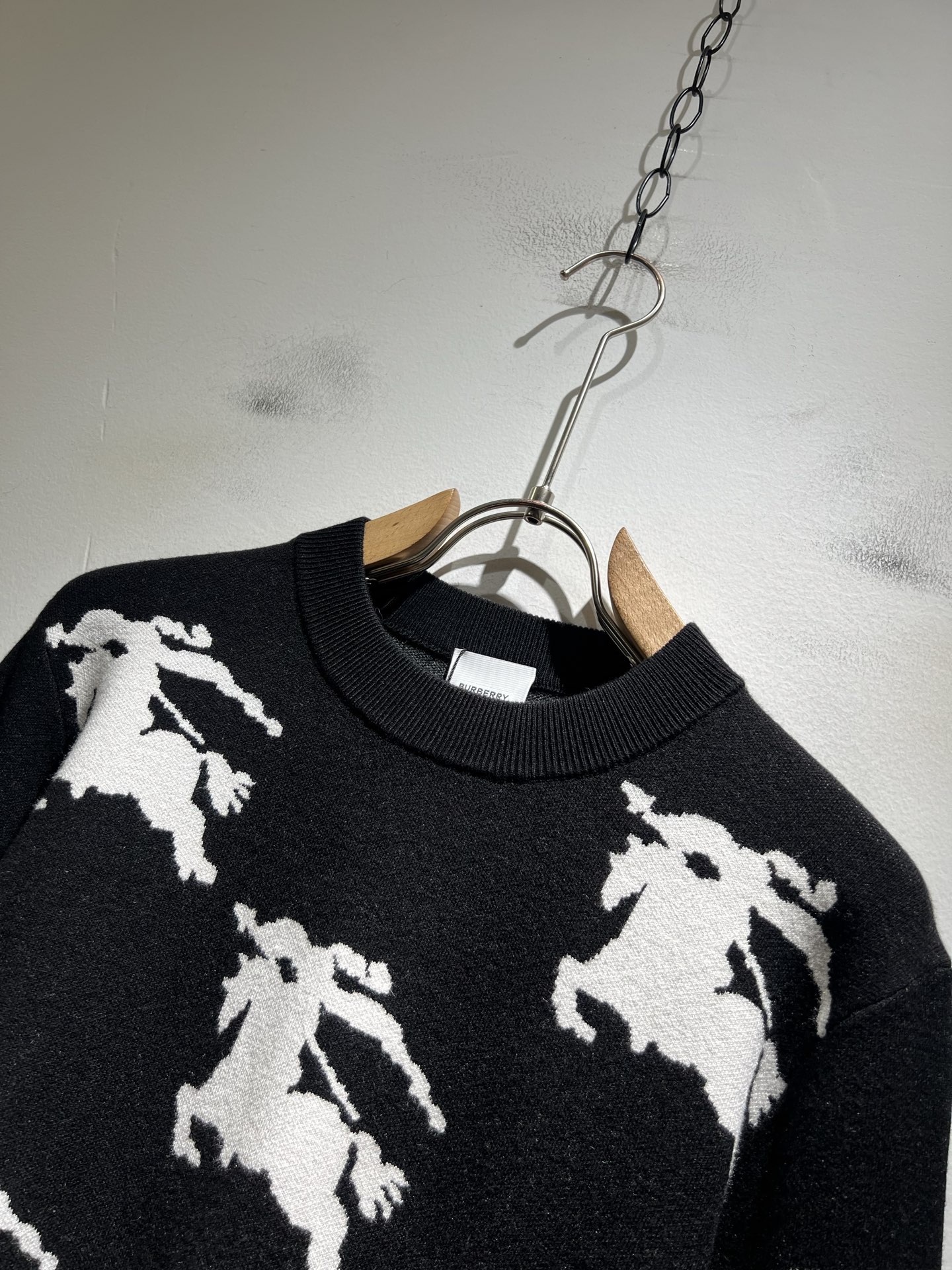 Bur*erry 巴*莉 2025秋冬新款针织羊毛衫，品牌经典设计元素！既不单调也不复杂,恰到好处的展现