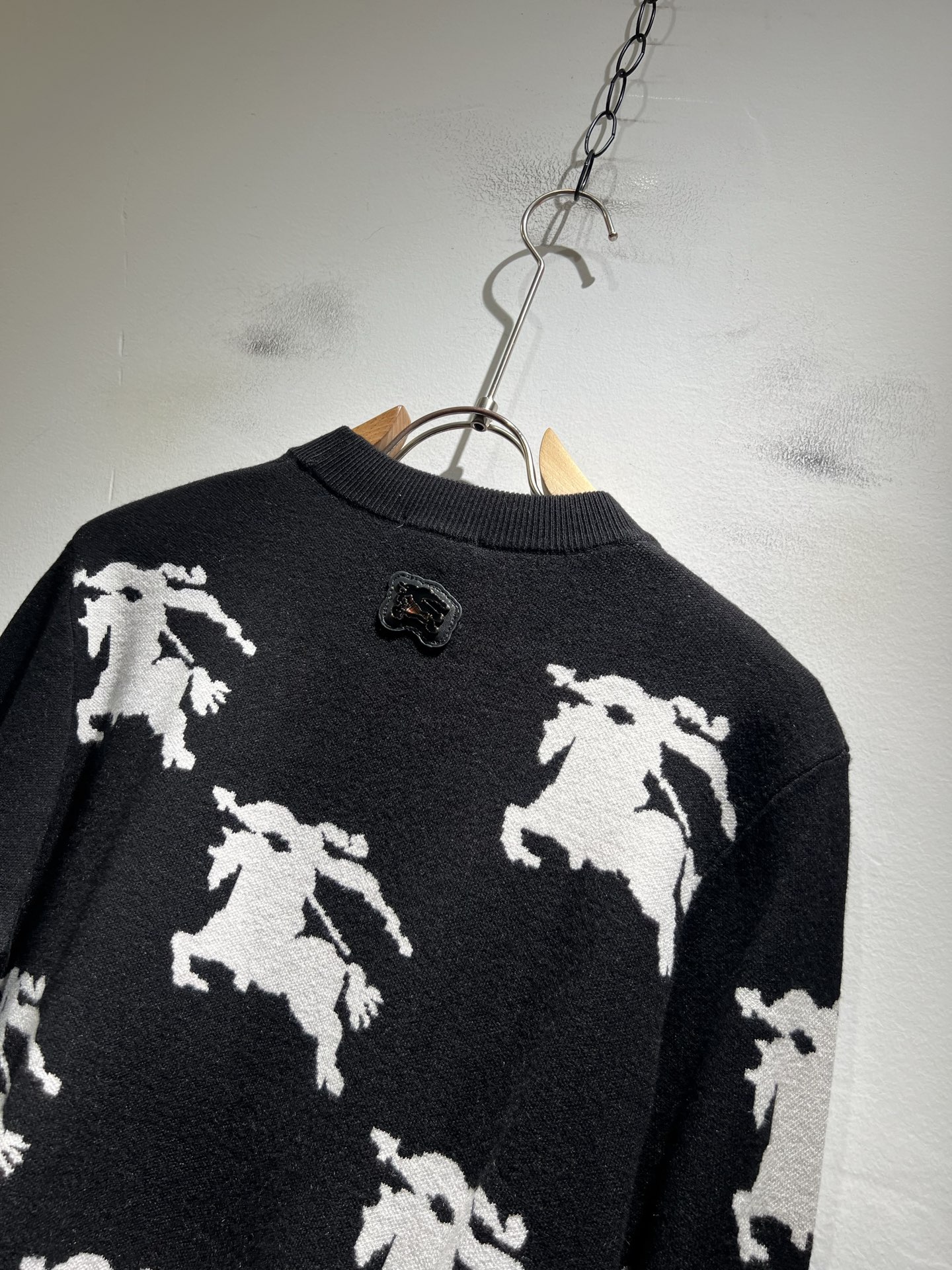 Bur*erry 巴*莉 2025秋冬新款针织羊毛衫，品牌经典设计元素！既不单调也不复杂,恰到好处的展现