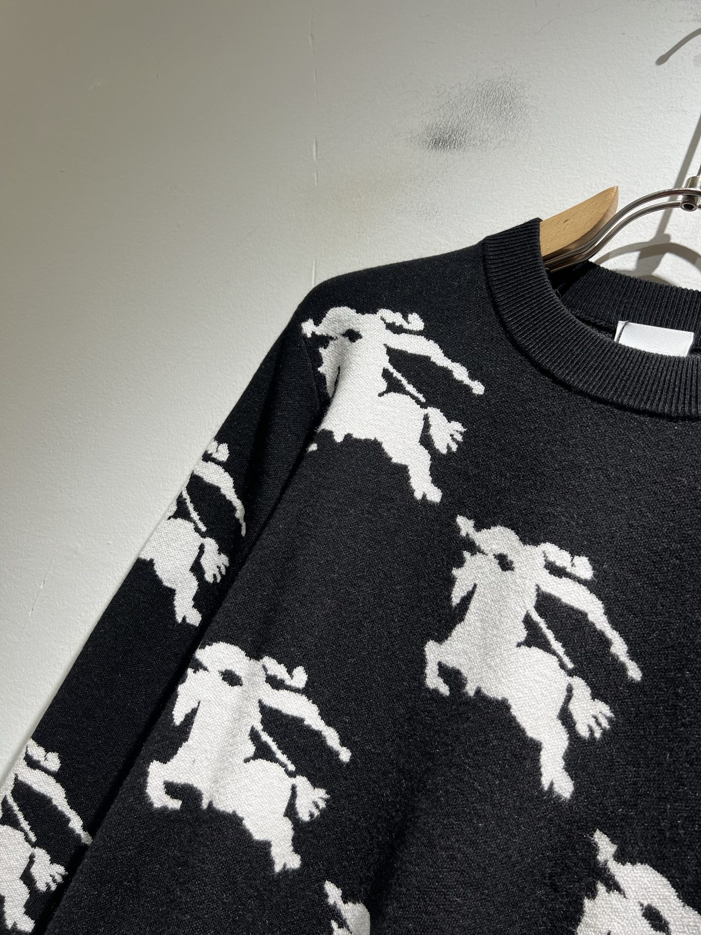 Bur*erry 巴*莉 2025秋冬新款针织羊毛衫，品牌经典设计元素！既不单调也不复杂,恰到好处的展现