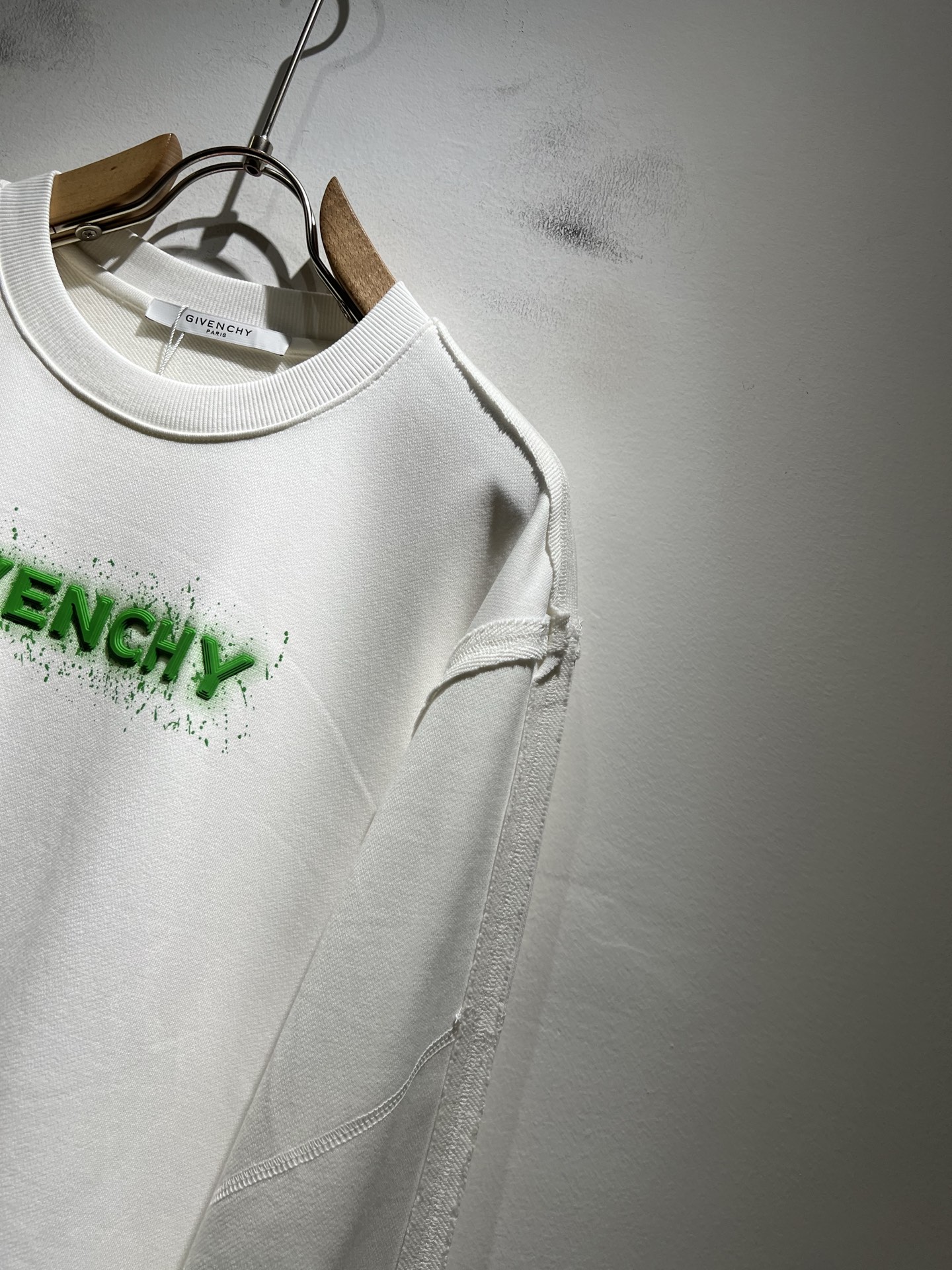 Giv*chy/纪*希2025秋冬新款男女同款👫卫衣，主创时尚注入了全新时尚能量。通过探索各种题材和性感