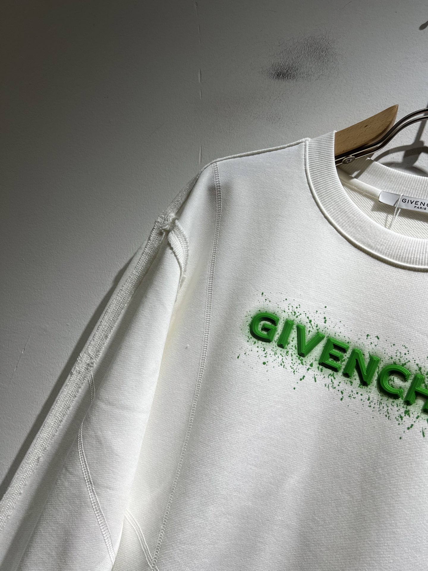 Giv*chy/纪*希2025秋冬新款男女同款👫卫衣，主创时尚注入了全新时尚能量。通过探索各种题材和性感