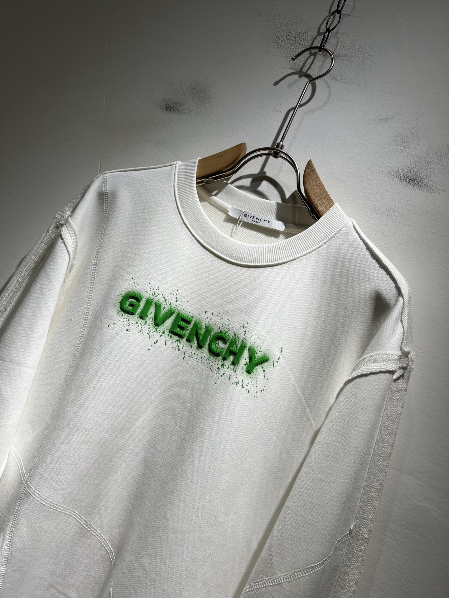 Giv*chy/纪*希2025秋冬新款男女同款👫卫衣，主创时尚注入了全新时尚能量。通过探索各种题材和性感