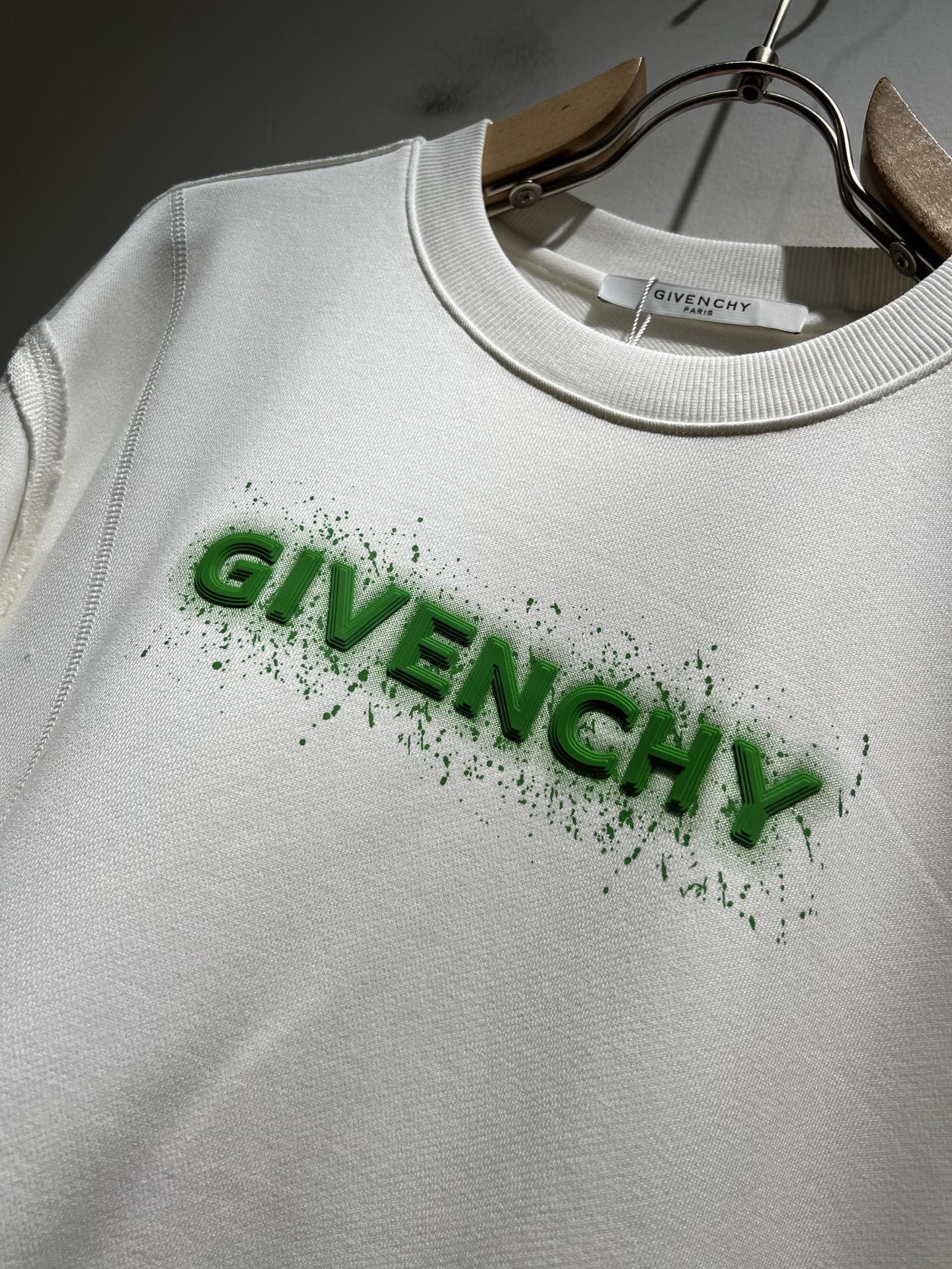 Giv*chy/纪*希2025秋冬新款男女同款👫卫衣，主创时尚注入了全新时尚能量。通过探索各种题材和性感