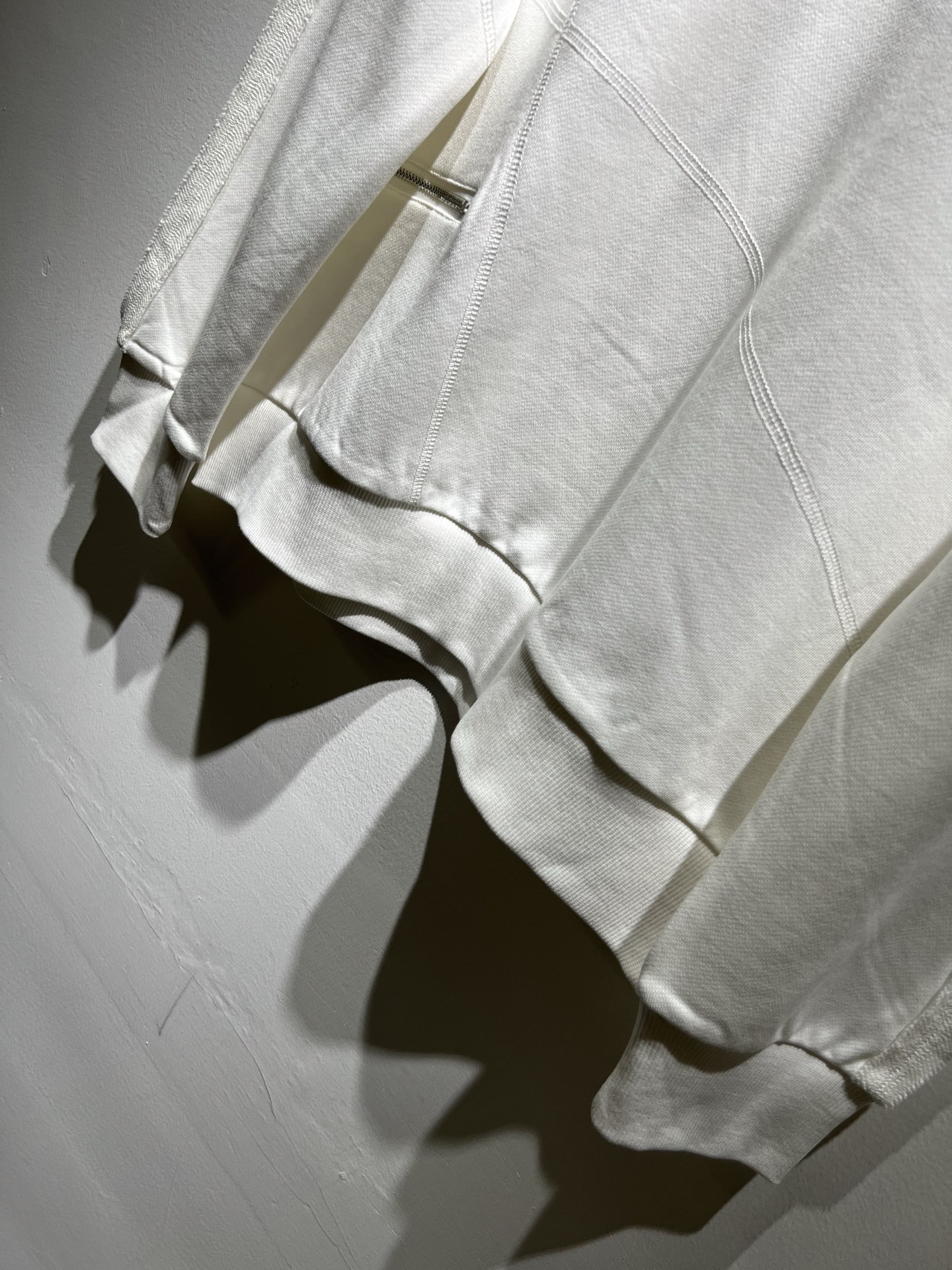 Giv*chy/纪*希2025秋冬新款男女同款👫卫衣，主创时尚注入了全新时尚能量。通过探索各种题材和性感