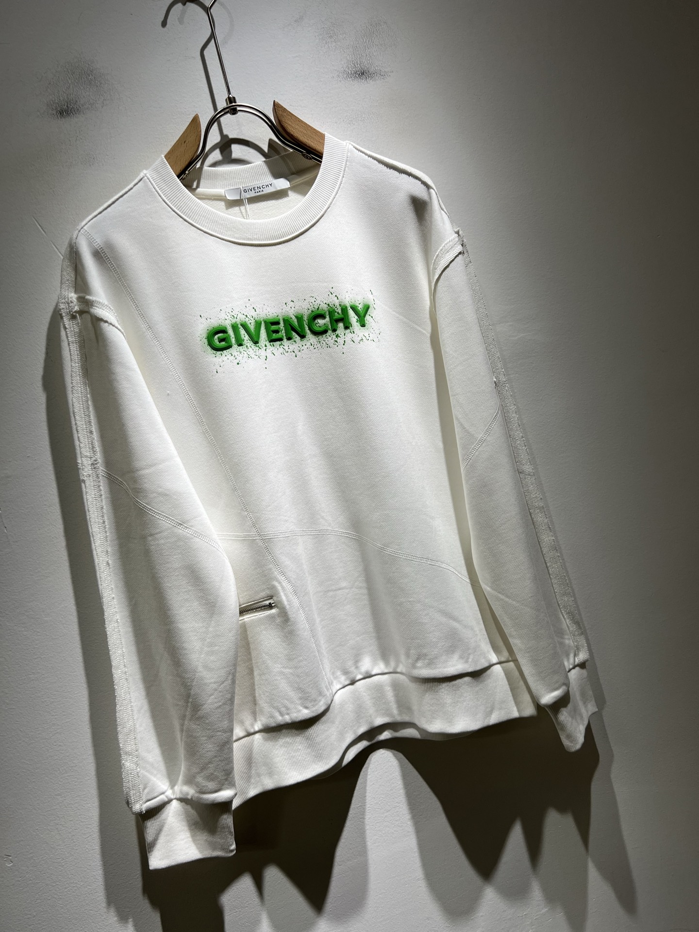 Giv*chy/纪*希2025秋冬新款男女同款👫卫衣，主创时尚注入了全新时尚能量。通过探索各种题材和性感
