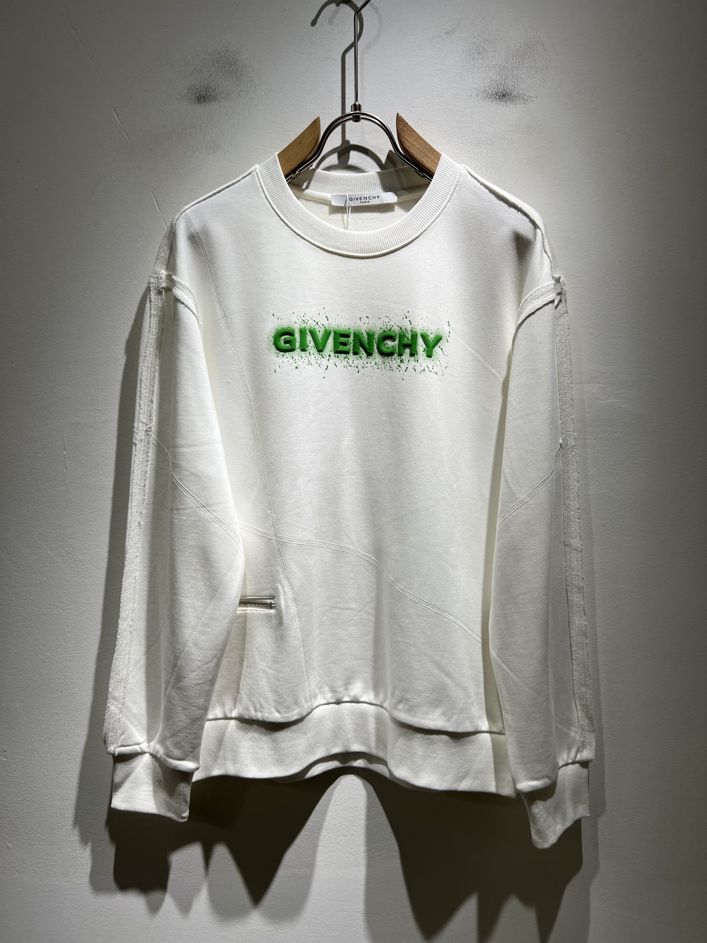 Giv*chy/纪*希2025秋冬新款男女同款👫卫衣，主创时尚注入了全新时尚能量。通过探索各种题材和性感