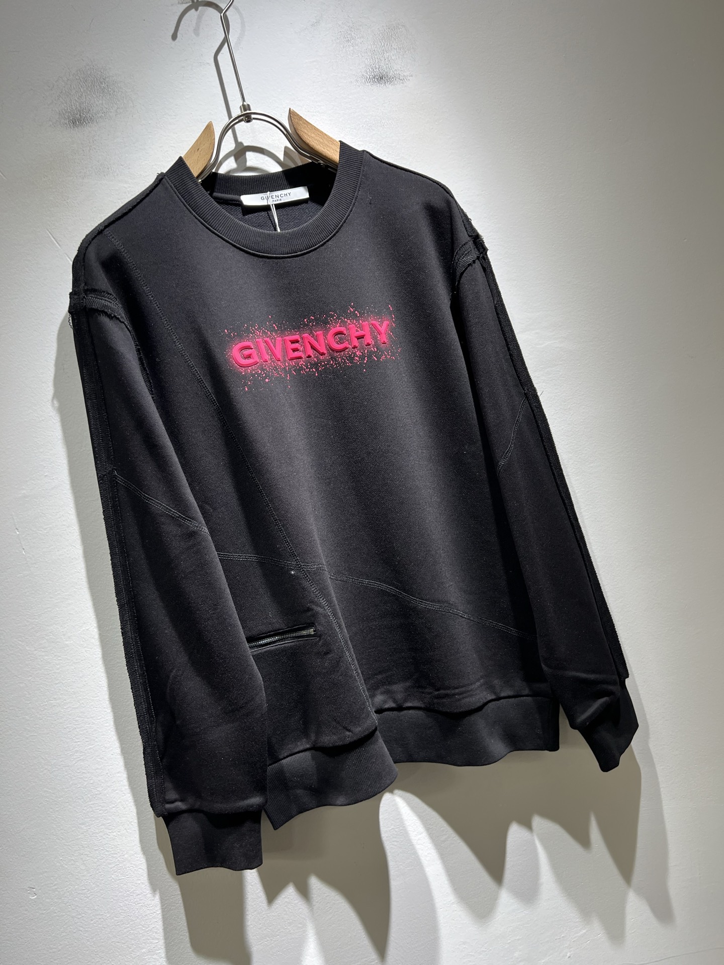 Giv*chy/纪*希2025秋冬新款男女同款👫卫衣，主创时尚注入了全新时尚能量。通过探索各种题材和性感