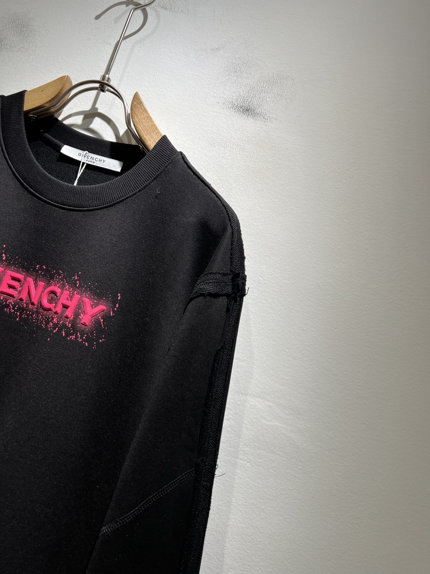 Giv*chy/纪*希2025秋冬新款男女同款👫卫衣，主创时尚注入了全新时尚能量。通过探索各种题材和性感