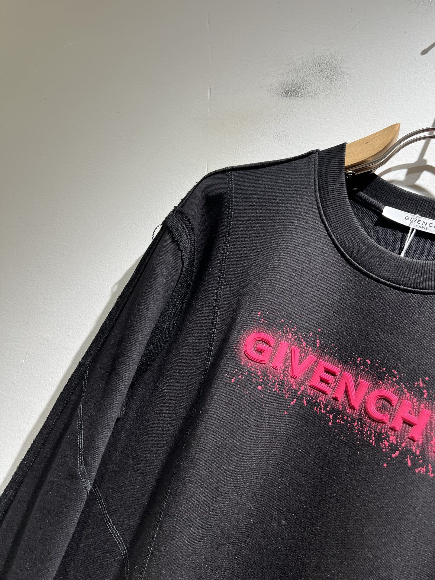 Giv*chy/纪*希2025秋冬新款男女同款👫卫衣，主创时尚注入了全新时尚能量。通过探索各种题材和性感