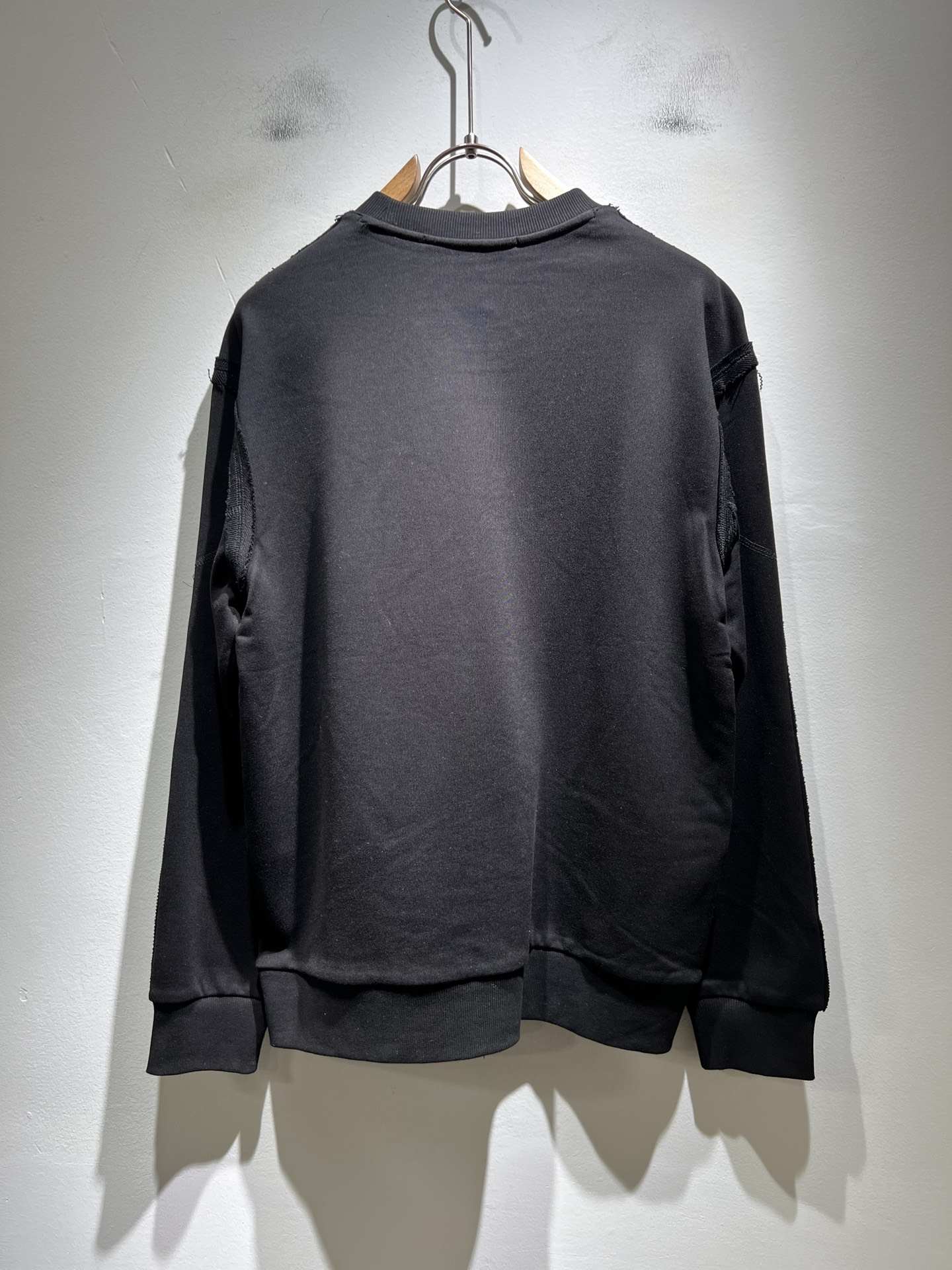 Giv*chy/纪*希2025秋冬新款男女同款👫卫衣，主创时尚注入了全新时尚能量。通过探索各种题材和性感