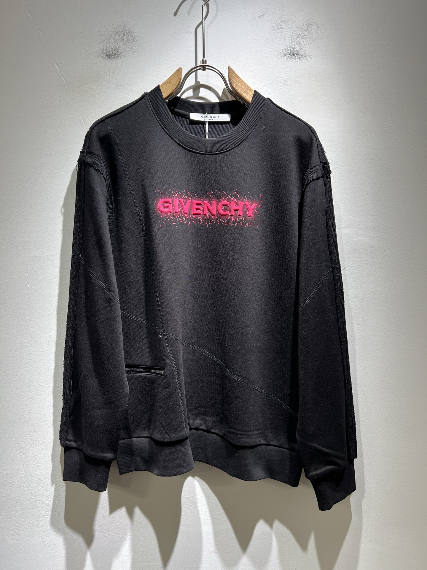 NO:598433,Giv*chy/Ji*xi's new men's and women's same style sweatshirts for autumn and winter, the main fashion injects new fashion energy. By exploring various themes and sexy charm, it is highly recognizable and leads a new street fashion trend. This style is the exclusive design element of G family, with a logo design and a laminated design!  The pattern is extremely clear and restored, highlighting the elegant style of the brand. It is made of original pure cotton material, the fabric is tight and high-end, and it adopts a loose design!  It can be easily worn on the upper body, showing casual and fashionable charm. Sizes M-3XL, gucci, hoodie, sweatshirts, alexander wang19860909Giv*chy/纪*希秋冬新款男女同款卫衣,主创时尚注入了全新时尚能量.通过探索各种题材和性感魅力,极具辨识度,引领全新街头时尚潮流.该款是G家独家的出彩设计元素,设计标识logo图案压胶设计！图案清晰还原度极高,彰显品牌优雅格调.选用原版纯棉材质,面料紧实高级,采用宽松式设计！上身均可轻松驾驭,展现休闲自在时尚魅力.尺码M-3XL,,gucci,hoodie,sweatshirts,alexander wang,Men's clothing