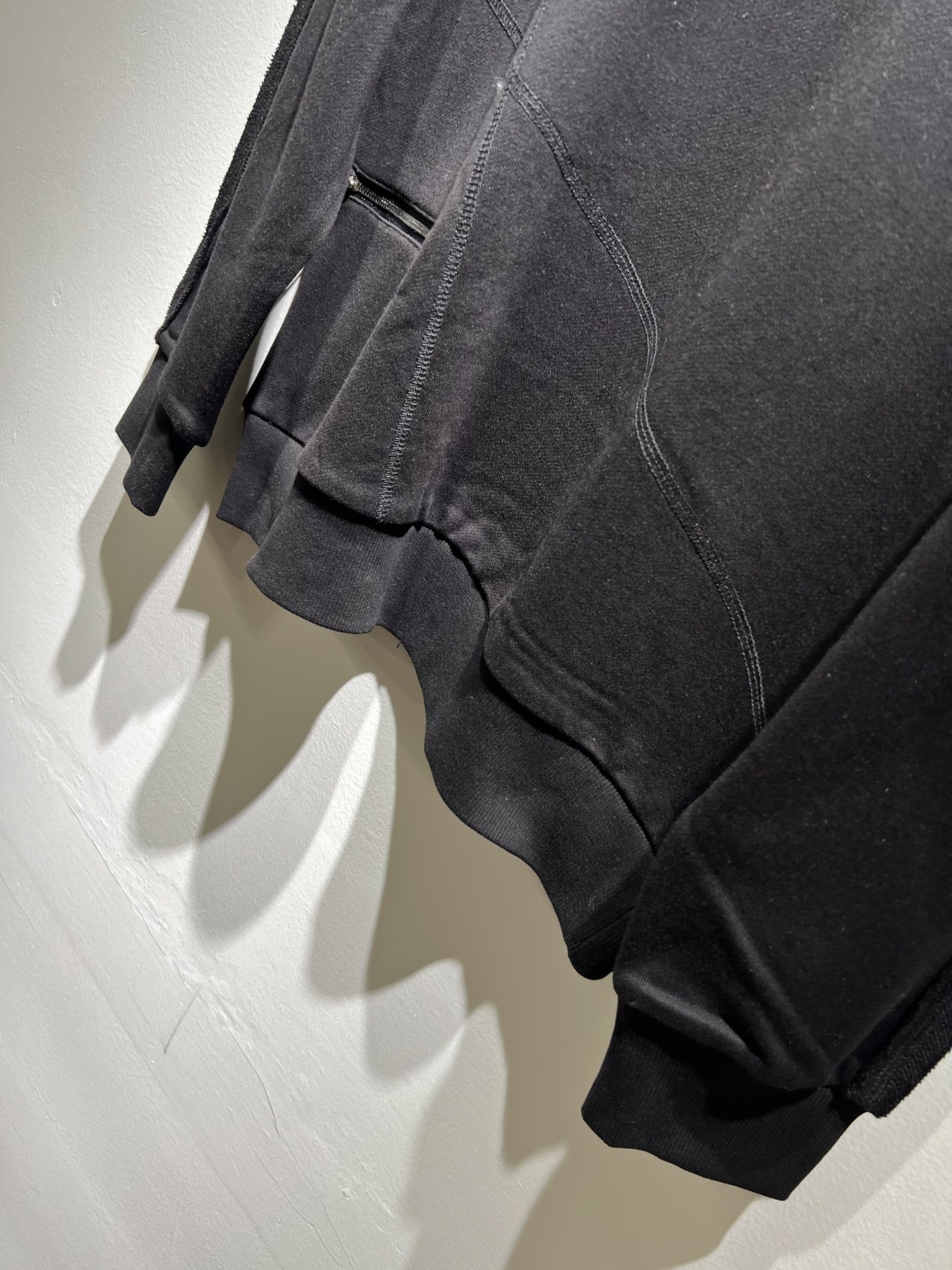 Giv*chy/纪*希2025秋冬新款男女同款👫卫衣，主创时尚注入了全新时尚能量。通过探索各种题材和性感