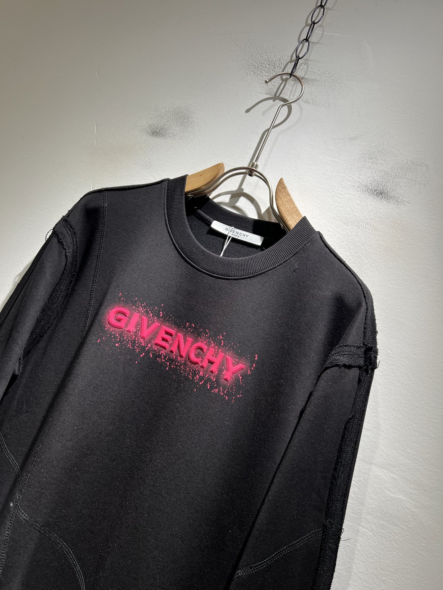 Giv*chy/纪*希2025秋冬新款男女同款👫卫衣，主创时尚注入了全新时尚能量。通过探索各种题材和性感