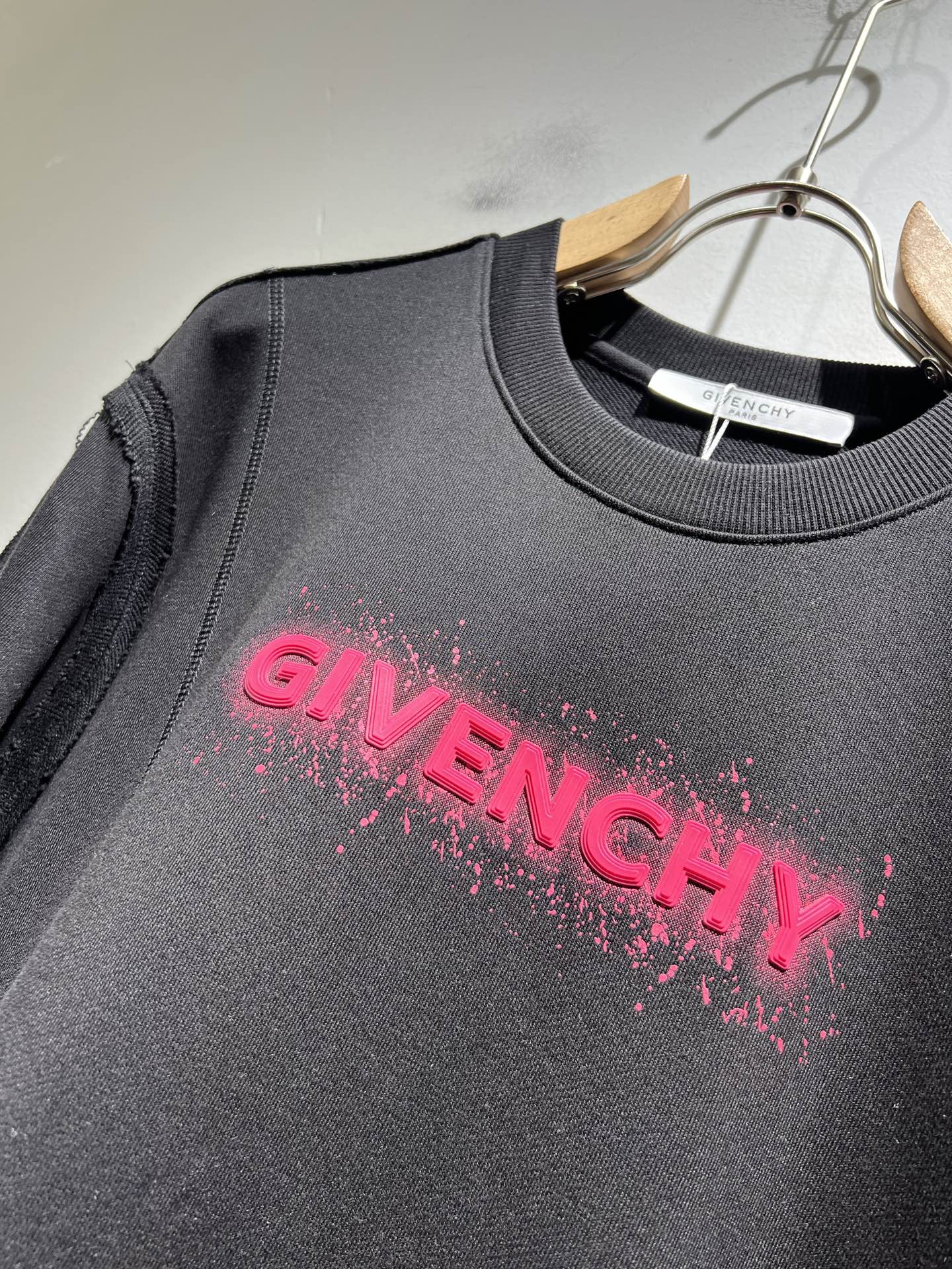 Giv*chy/纪*希2025秋冬新款男女同款👫卫衣，主创时尚注入了全新时尚能量。通过探索各种题材和性感