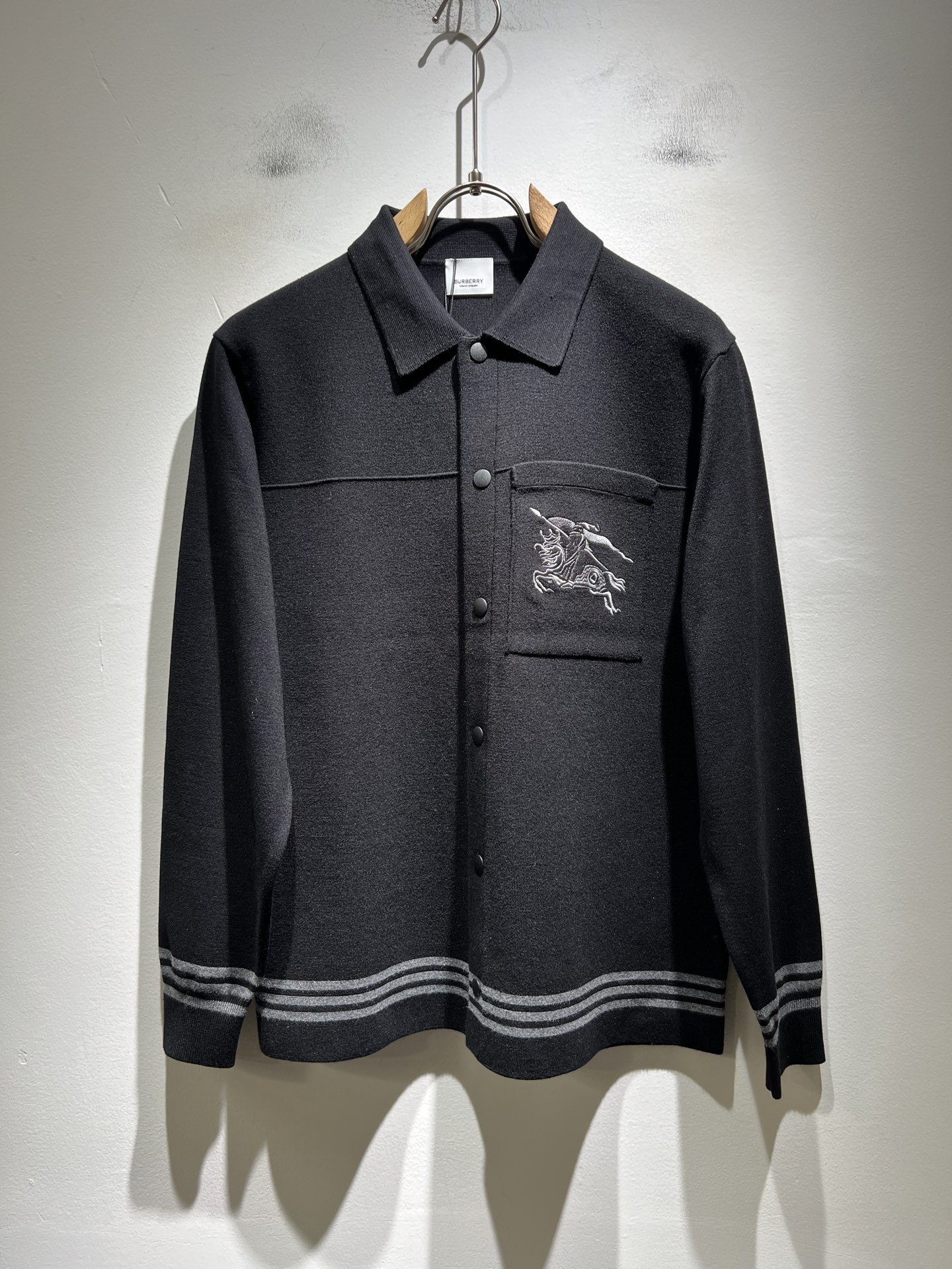 NO:599428,Bur*erry 2025 autumn and winter new long-sleeved knitted wool cardigan, the brand's classic design elements!  It’s neither monotonous nor complicated, just the right amount to show off your taste!  Customized wool fabrics for customers!  Comfortable and breathable are not a problem at all, and the unique luxury feel of the fabric presents a simple and elegant temperament!  Logo pattern embroidery design!  Every detail is in sync with high-end fashion. Sizes: M-3XL, burberry, alexander wang19860909Bur*erry 巴*莉 2025秋冬新款长袖款针织羊毛开衫,品牌经典设计元素！既不单调也不复杂,恰到好处的展现品味！客供定制羊毛面料！舒适透气根本不在话下,面料独具的高奢感呈现简约优雅气质！标识logo图案刺绣设计！每一处细节都是与高端时尚同步的体现.尺码:M-3XL,,burberry,alexander wang,Men's clothing