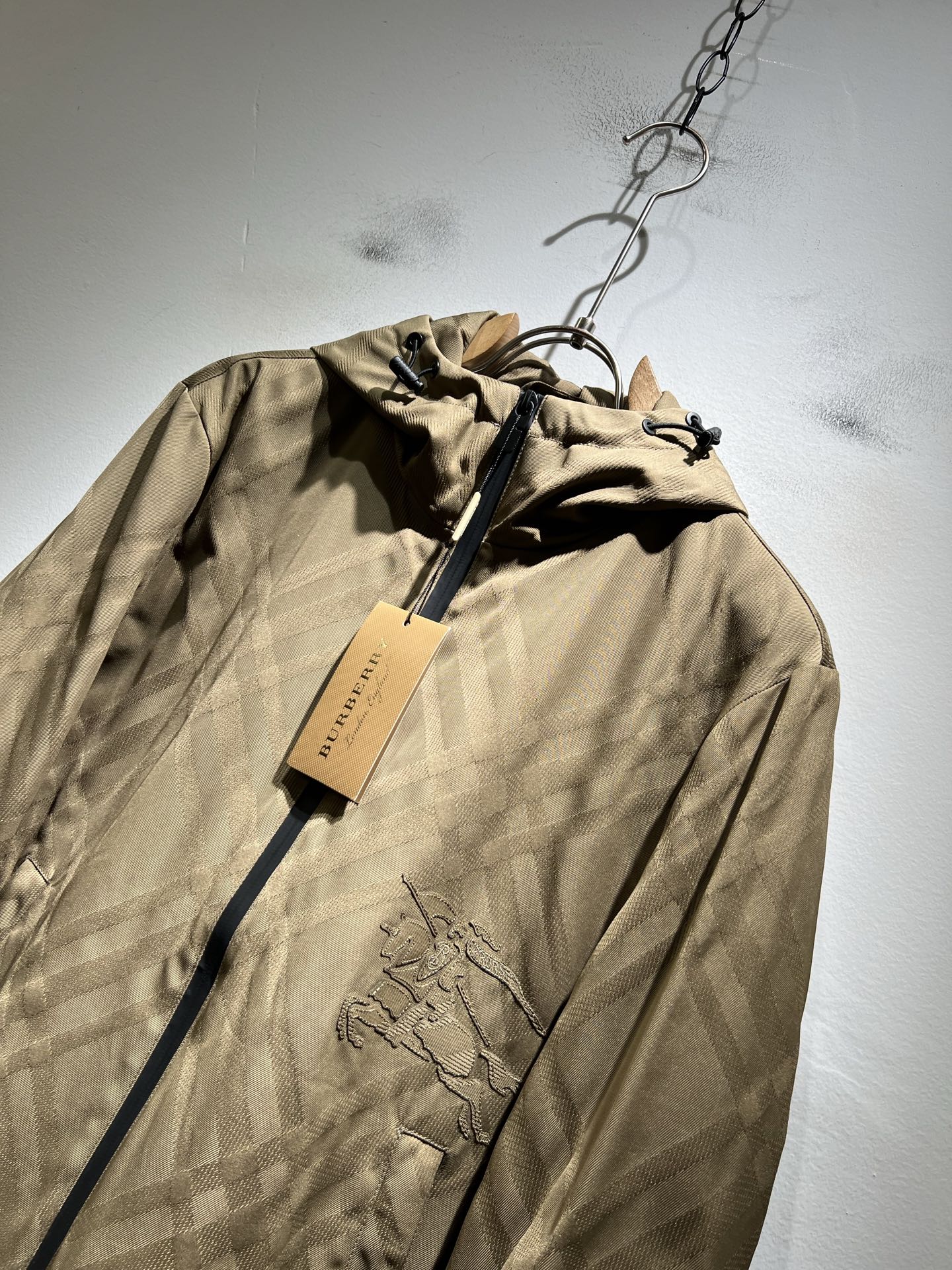 BURBER*Y巴*莉2025秋冬新品夹克外套重磅来袭，最近比较火热的环保面料制作而成，高端户外运动休闲