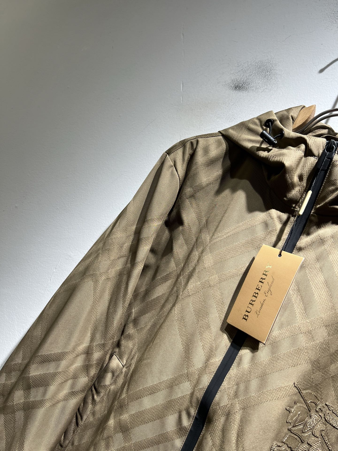 BURBER*Y巴*莉2025秋冬新品夹克外套重磅来袭，最近比较火热的环保面料制作而成，高端户外运动休闲