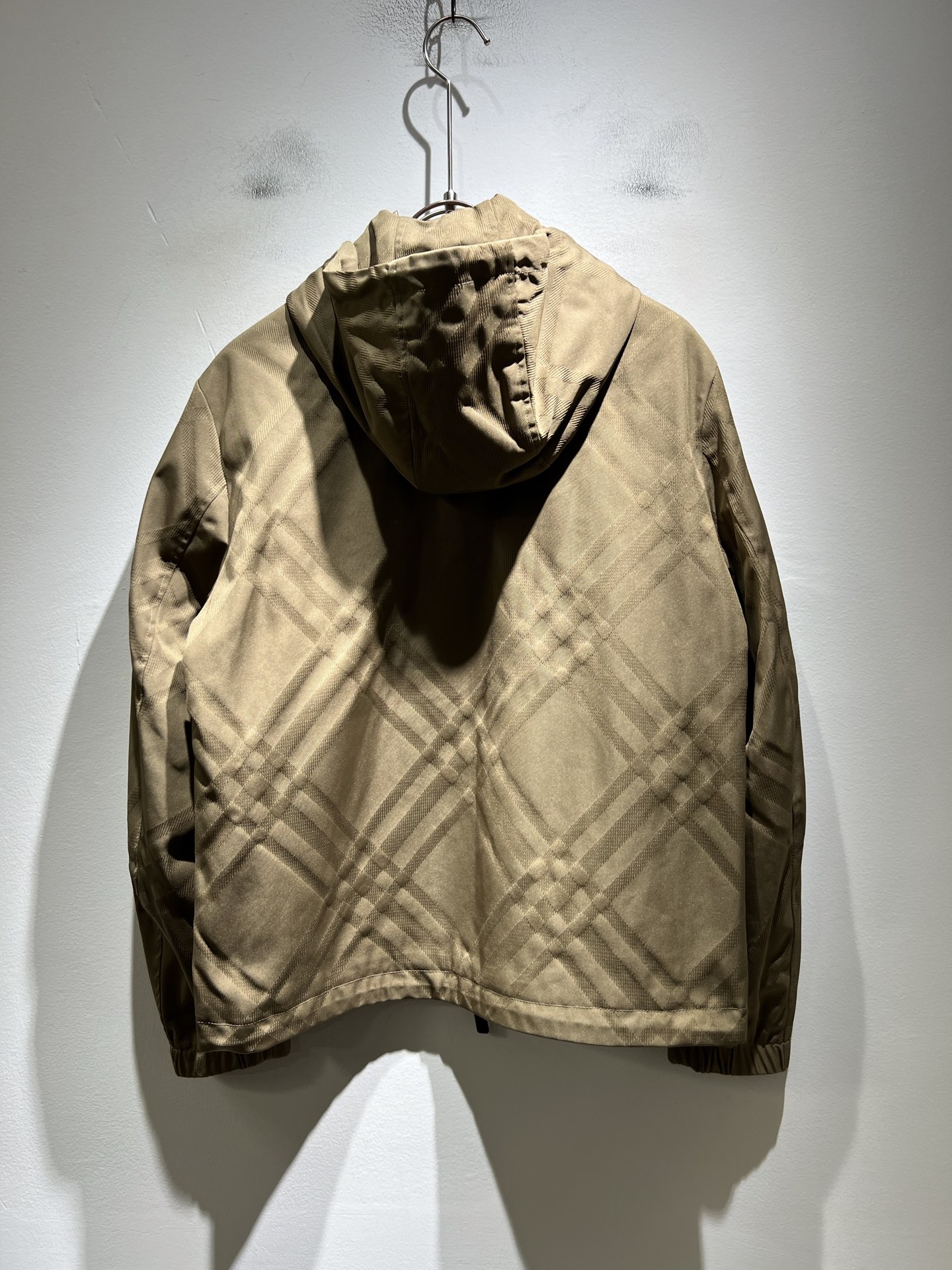 BURBER*Y巴*莉2025秋冬新品夹克外套重磅来袭，最近比较火热的环保面料制作而成，高端户外运动休闲