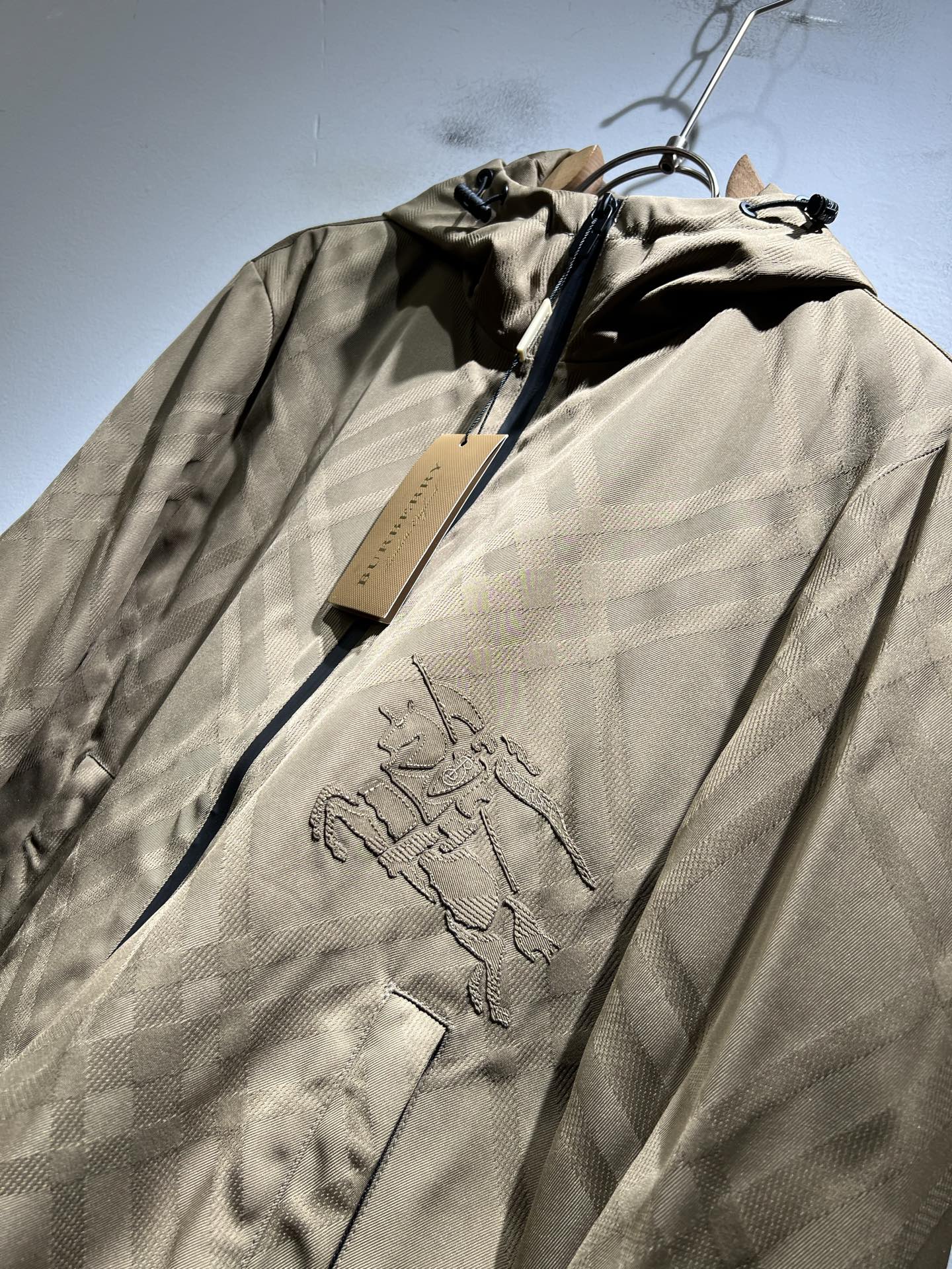 BURBER*Y巴*莉2025秋冬新品夹克外套重磅来袭，最近比较火热的环保面料制作而成，高端户外运动休闲