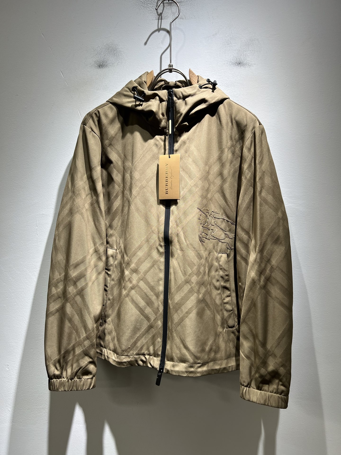 NO:598437,BURBER*Y's new autumn and winter jackets are here. They are made of environmentally friendly fabrics that have become popular recently. They are high-end outdoor sports and leisure series. They are a very hot sports trend!  The latest special material developed by BUR, memory fabric is also called memory cloth, which refers to fabrics with shape memory function. Clothes patch logo pattern embroidery design!  Killing all the versions on the market, it can only be said that they are not of the same level at all. No matter in terms of materials, detail restoration and craftsmanship, we are not afraid of any challenges, just to provide you with wonderful products as always. A style that implements BUR's core concept tightly binds plaid and fashion, and always maintains perfection. The simple but not simple design style perfectly meets your daily needs. Size: M-3XL,, burberry, jackets & coats, jackets & coats, alexander  wang19860909BURBER*Y巴*莉秋冬新品夹克外套重磅来袭,最近比较火热的环保面料制作而成,高端户外运动休闲系列,非常火热运动风潮！BUR最新研发的特殊材质,记忆面料也叫记忆布,是指具有形态记忆功能的面料,衣服贴布logo图案刺绣设计！秒杀市面上一切版本,只能说根本就不是一个级别的存在,不管是材质还是细节还原度以及工艺制作方面,不惧任何挑战,只为给大家奉献绝妙产物一如既往,始终如一,贯彻了BUR核心理念的一个款式将格纹与时尚紧紧的捆绑在一起,时刻保持完美,简约而不简单的的设计风格,完美的满足了你日常所需要的穿搭.尺码:M-3XL,,burberry,jackets & coats,jackets & coats,alexander wang,Men's clothing