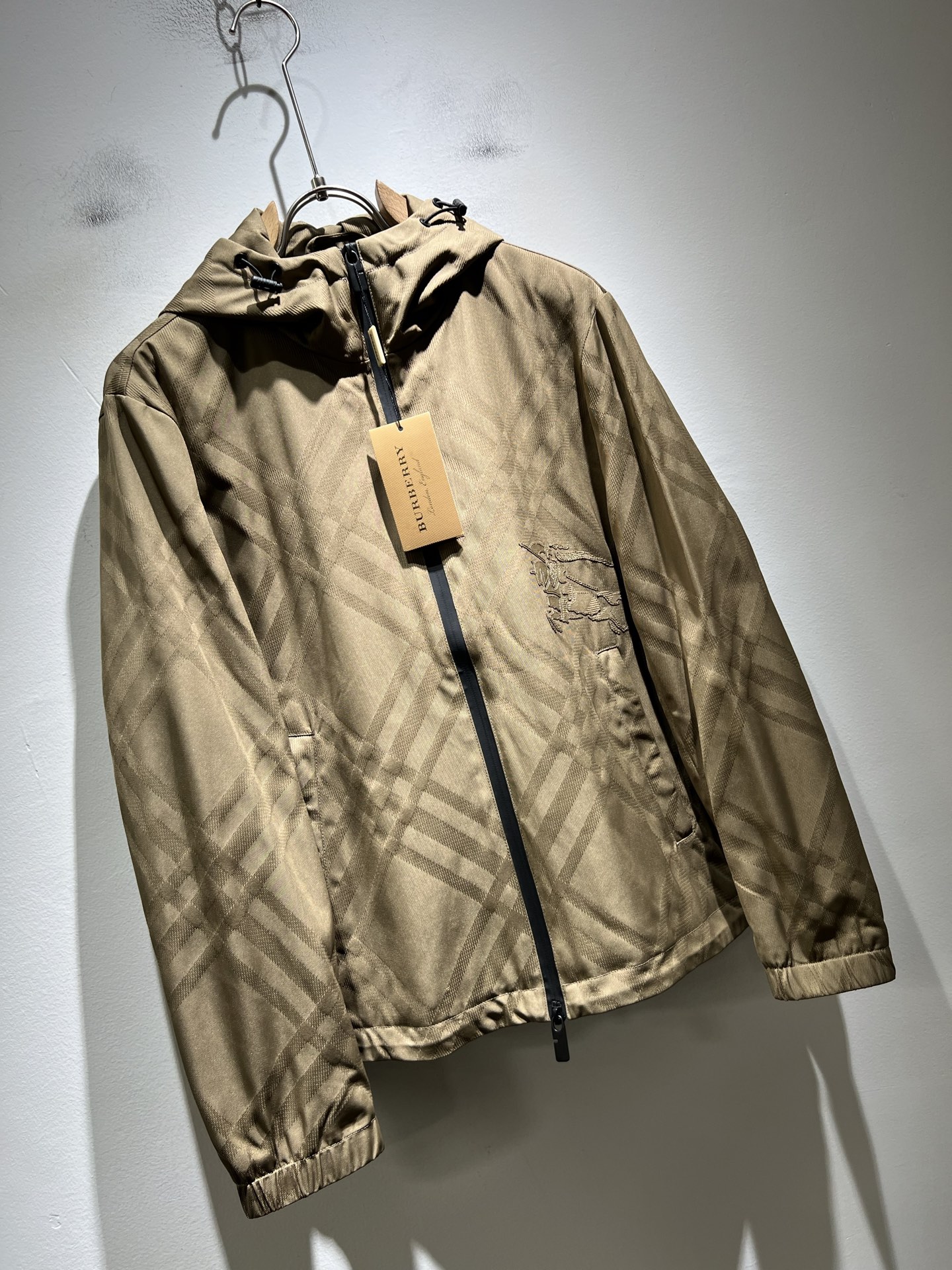 BURBER*Y巴*莉2025秋冬新品夹克外套重磅来袭，最近比较火热的环保面料制作而成，高端户外运动休闲