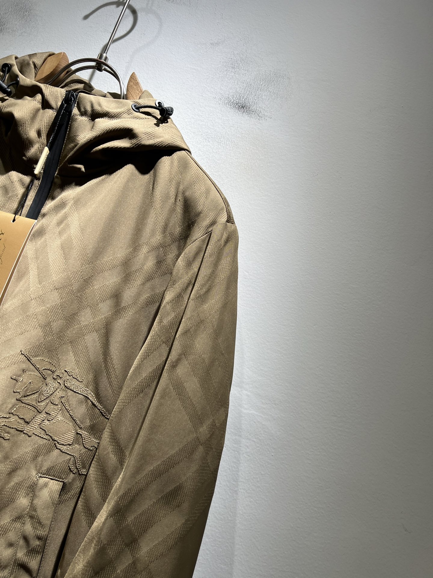 BURBER*Y巴*莉2025秋冬新品夹克外套重磅来袭，最近比较火热的环保面料制作而成，高端户外运动休闲