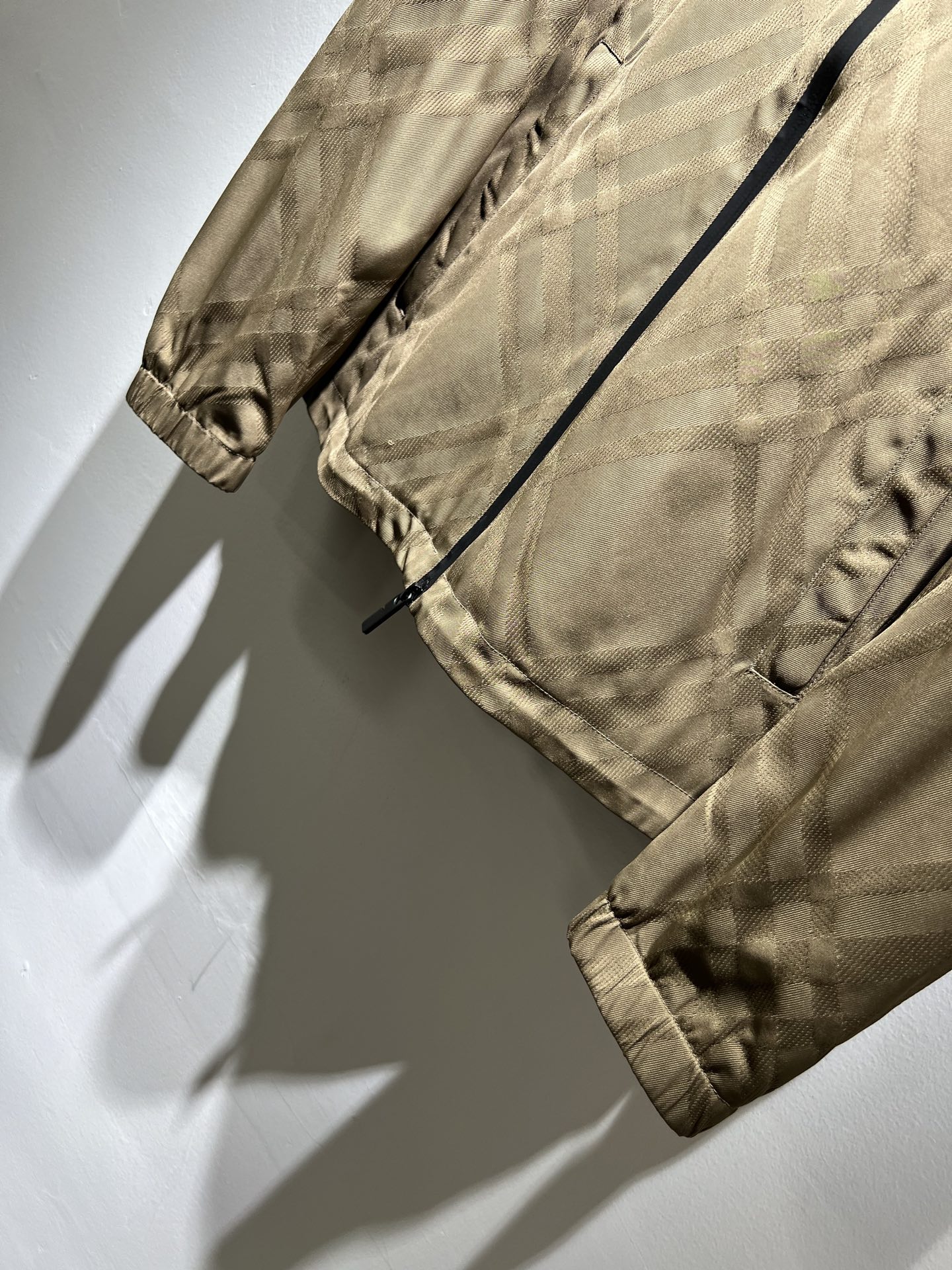 BURBER*Y巴*莉2025秋冬新品夹克外套重磅来袭，最近比较火热的环保面料制作而成，高端户外运动休闲