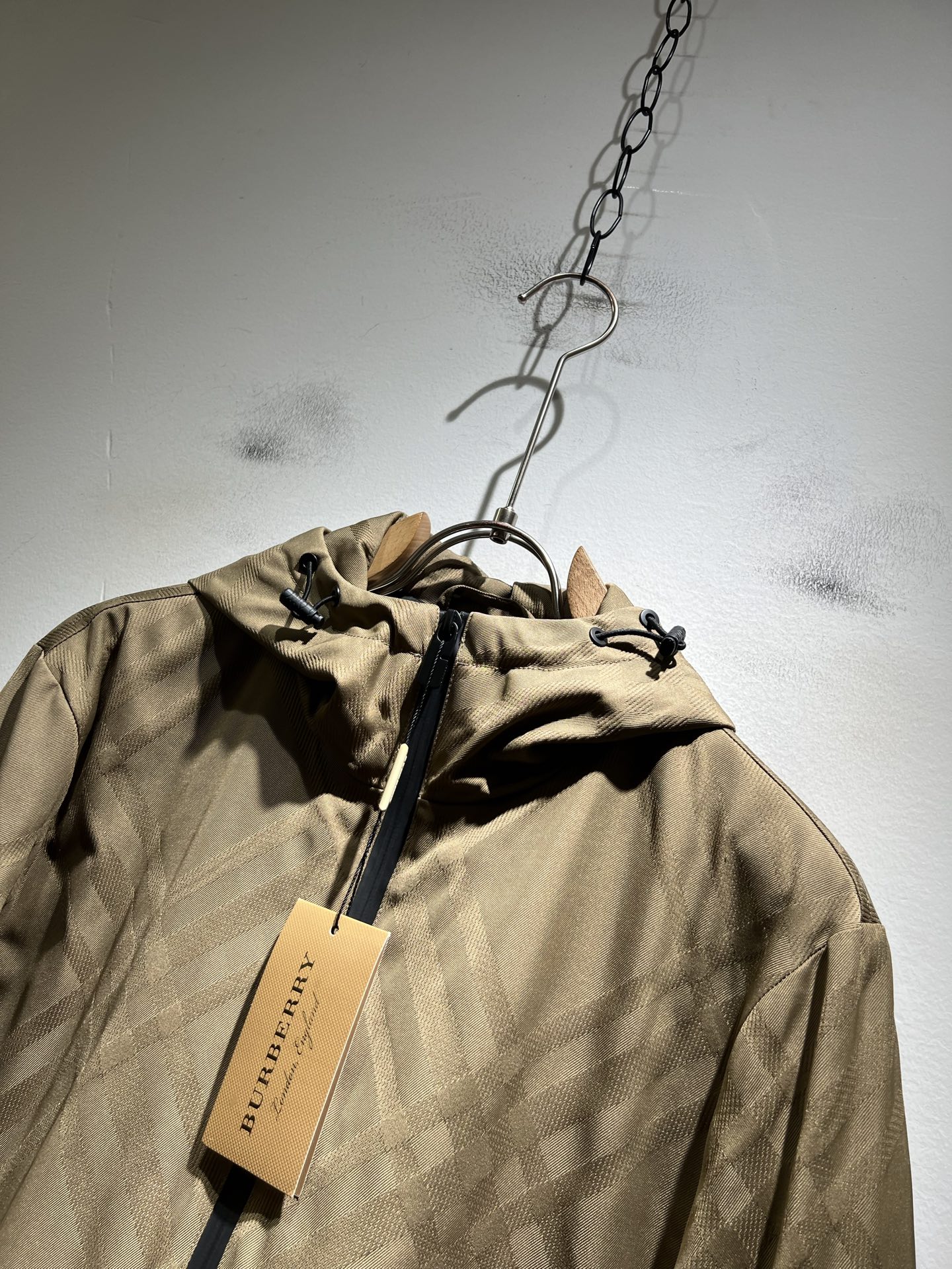 BURBER*Y巴*莉2025秋冬新品夹克外套重磅来袭，最近比较火热的环保面料制作而成，高端户外运动休闲