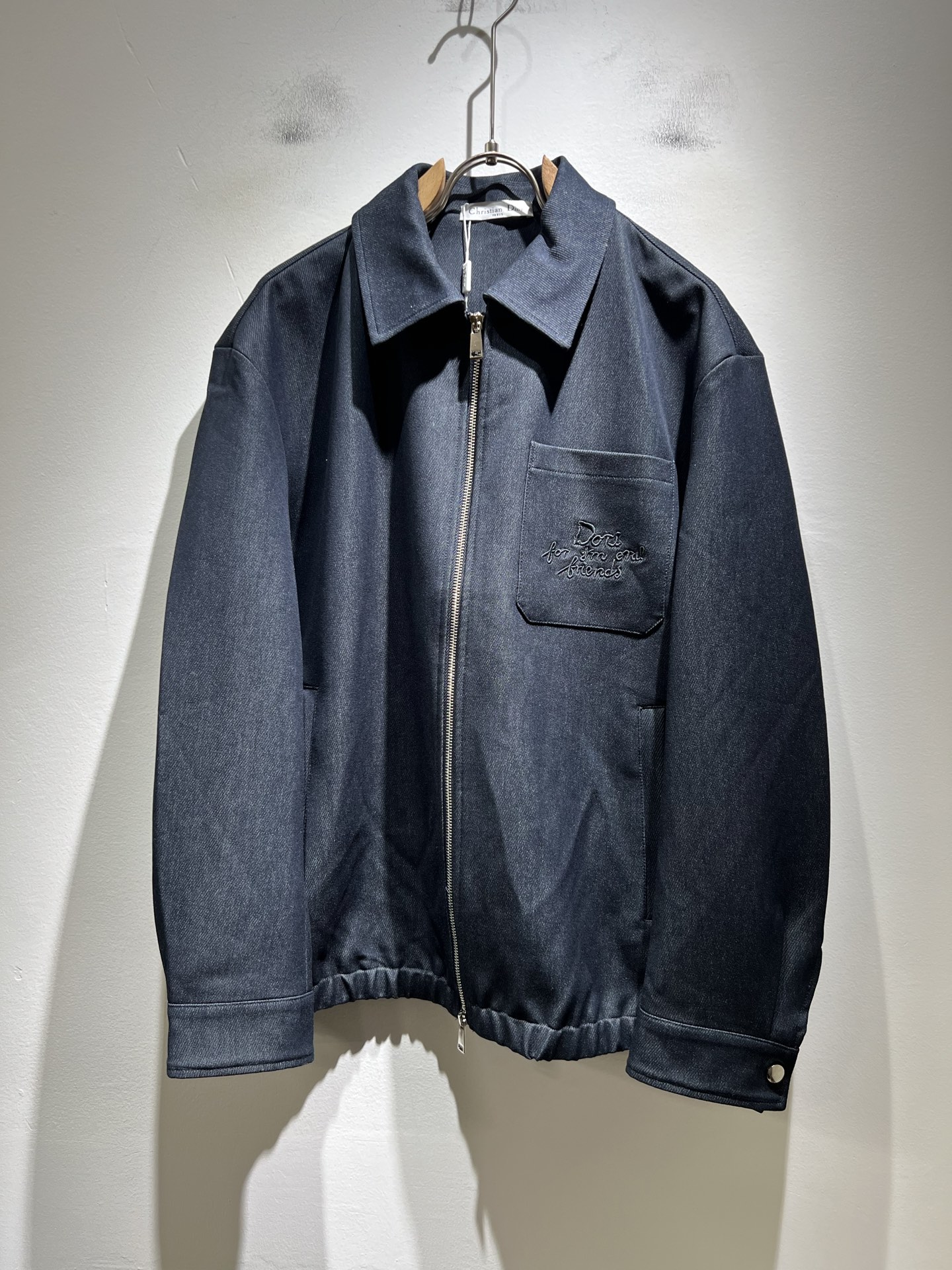 NO:598429,Dio*r men's autumn and winter casual jackets, the latest fashionable casual zipper jackets, are rarely available through trading company channels, and are sold simultaneously on the official website. The most anticipated high-quality goods by gods and goddesses are coming in a big way, allowing you to feel what true luxury has connotation! This style is made of D family's special fabrics, full of brand style!  Chest embroidery logo design!  The surface is clean, smooth and shiny, and the texture is clearly visible through the screen. It is your most enjoyable wearing experience! It perfectly enhances the overall sense of luxury and class, and you can get the high-end luxury atmosphere at a glance! The basic and conventional jacket cut, the upper body is versatile, simple and not picky, and can easily cope with various occasions and environments. It is undoubtedly a must-have product for daily commuting! Sizes M～3XL,, dior, dior, jackets & coats, jackets & coats, alexander wang19860909Dio*r迪*奥 秋冬男士休闲夹克外套,最新时尚休闲拉链夹克,贸易公司渠道稀出,同步官网发售,男神女神最为期待的精品狠货重磅来袭,让你感受到什么叫真正的高奢有内涵!此款选用D家专用面料制成,满满的品牌风格！胸前刺绣logo图案设计！表面整洁光滑且富有光泽,质感透过屏幕都显而易 见,你最为享受的穿着体验! 完美提升了整体的奢华档次感,一眼就能Get到的高端奢华气息!基础常规的夹克版型裁剪,上身百搭简约不挑人,轻松应对各种场合与环境,属于日常通勤必备的臻品无疑!尺码M～3XL,,dior,dior,jackets & coats,jackets & coats,alexander wang,Men's clothing