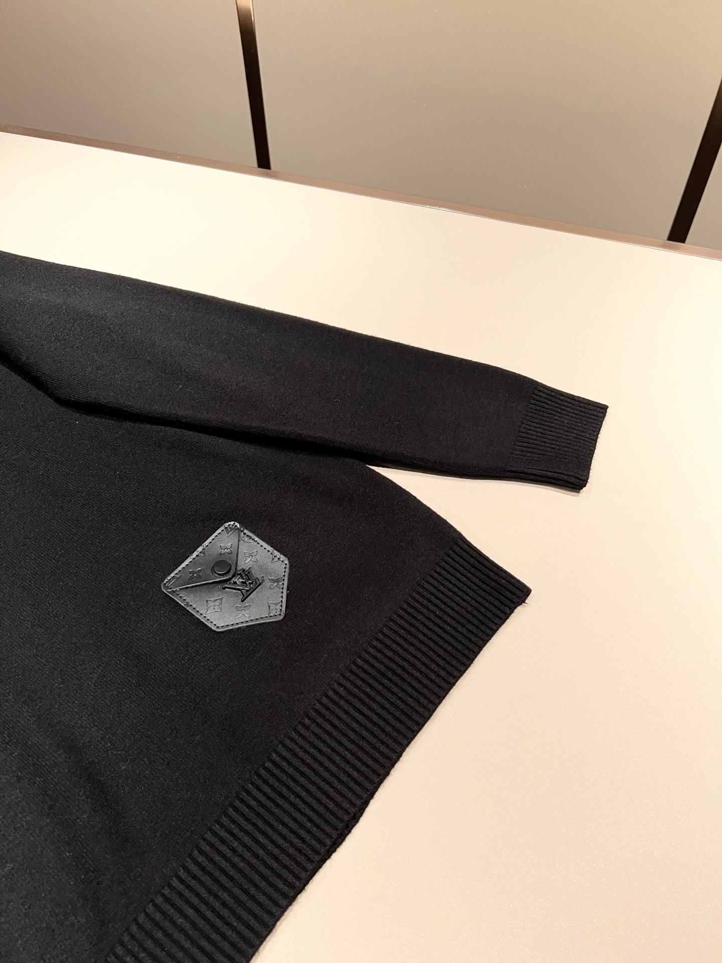 Louis Vuit*on 2025秋冬路易家族轻奢针织羊毛衫！男女同款👫装饰！ 路易家族的新高端，细节